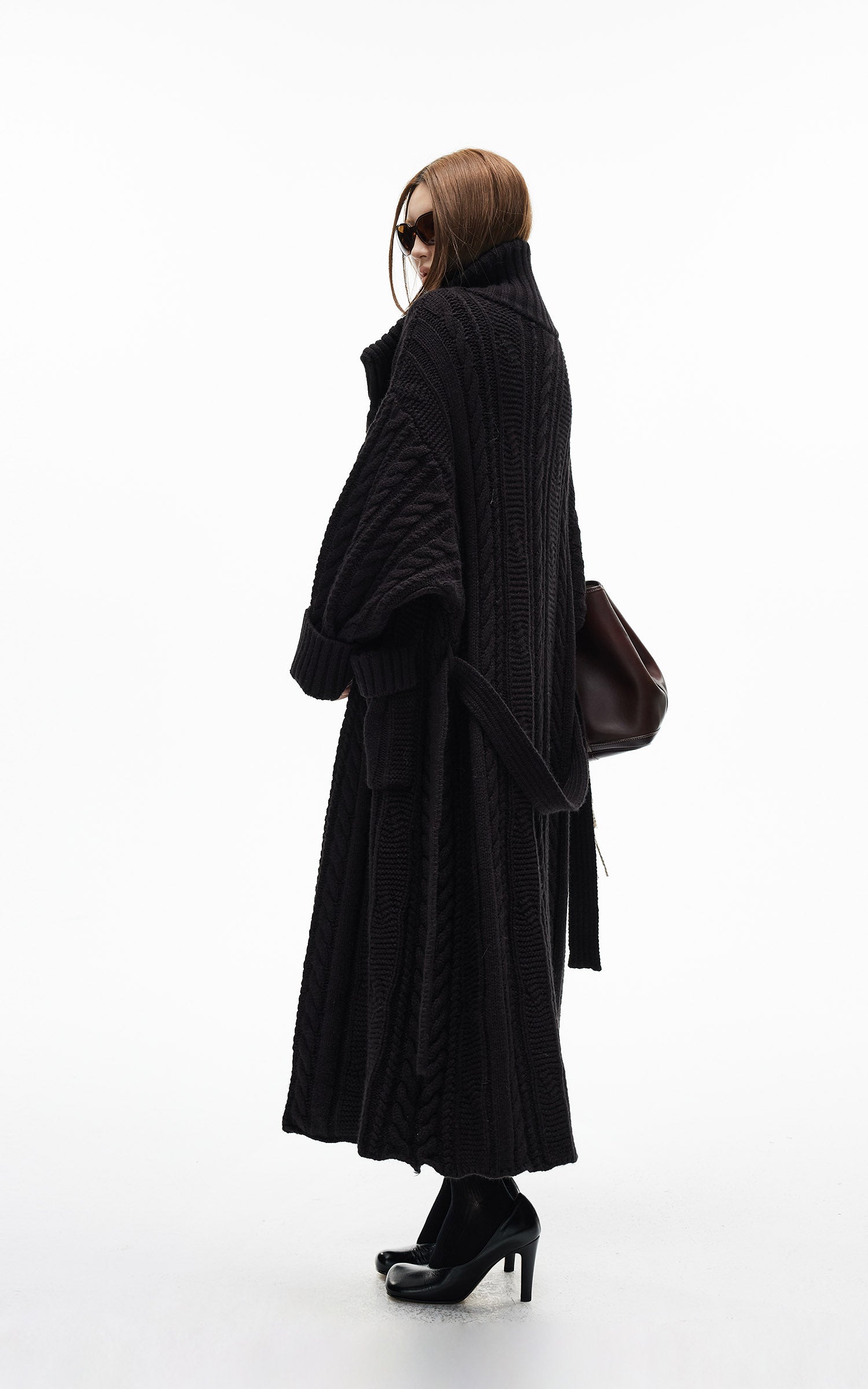 IAMXIAA ベルト付きのチャンキー ニット マキシ カーディガンとオーバーサイズ フィット