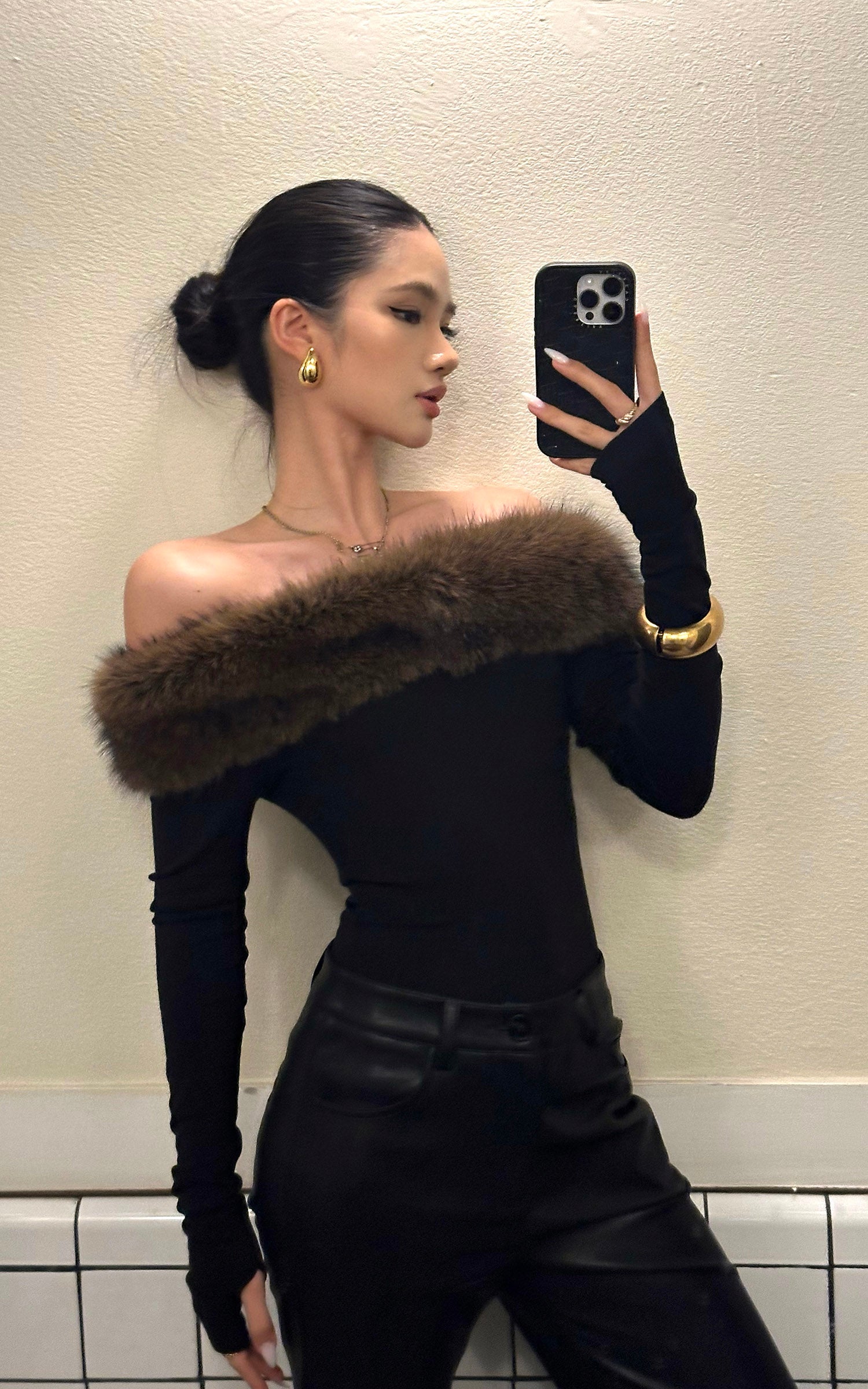 ROVENTE 페이크 퍼 오프숄더 긴팔 탑