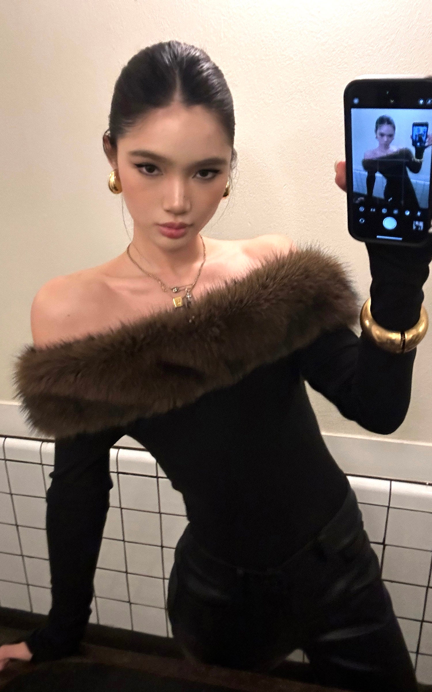 ROVENTE 페이크 퍼 오프숄더 긴팔 탑