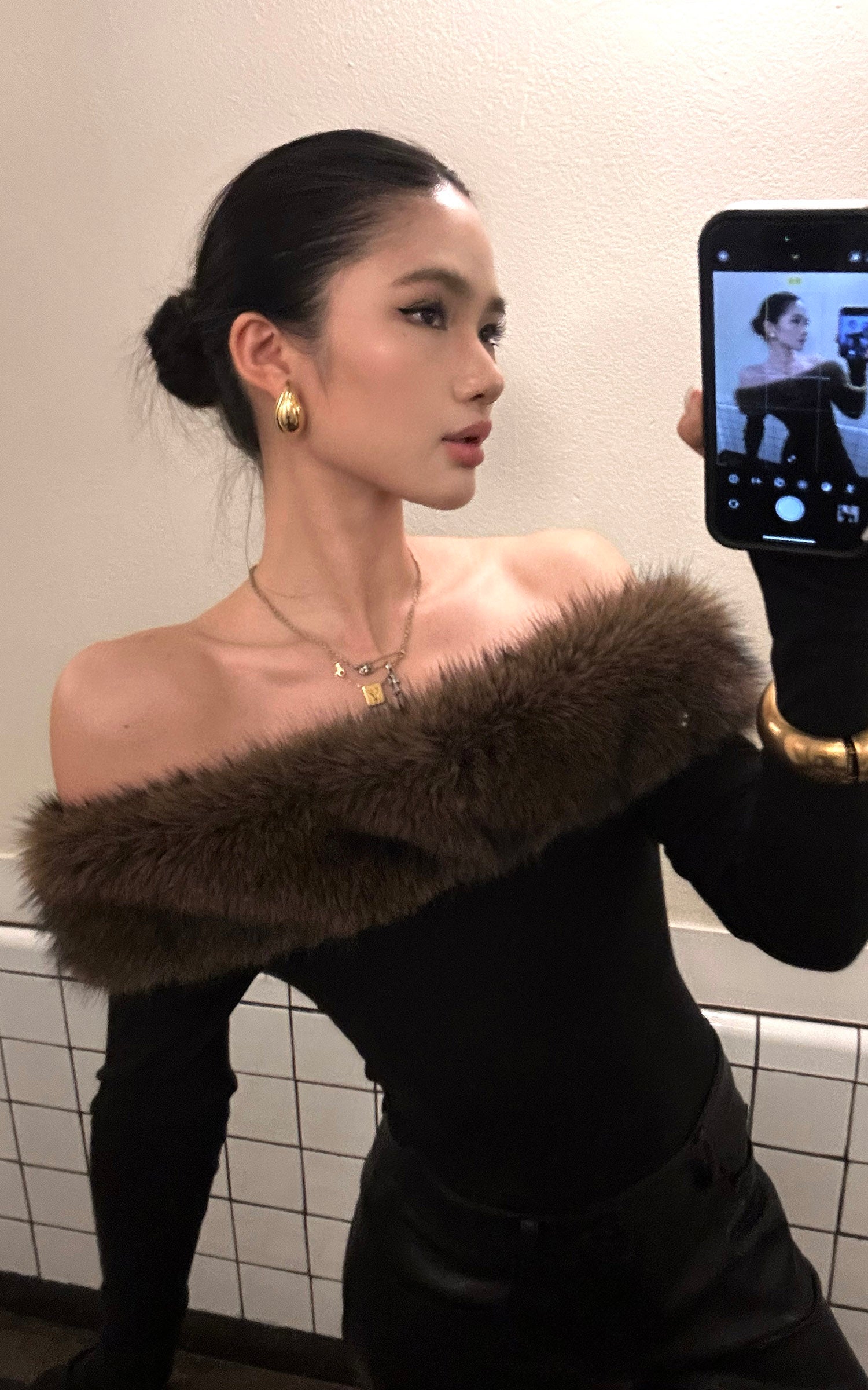 ROVENTE 페이크 퍼 오프숄더 긴팔 탑