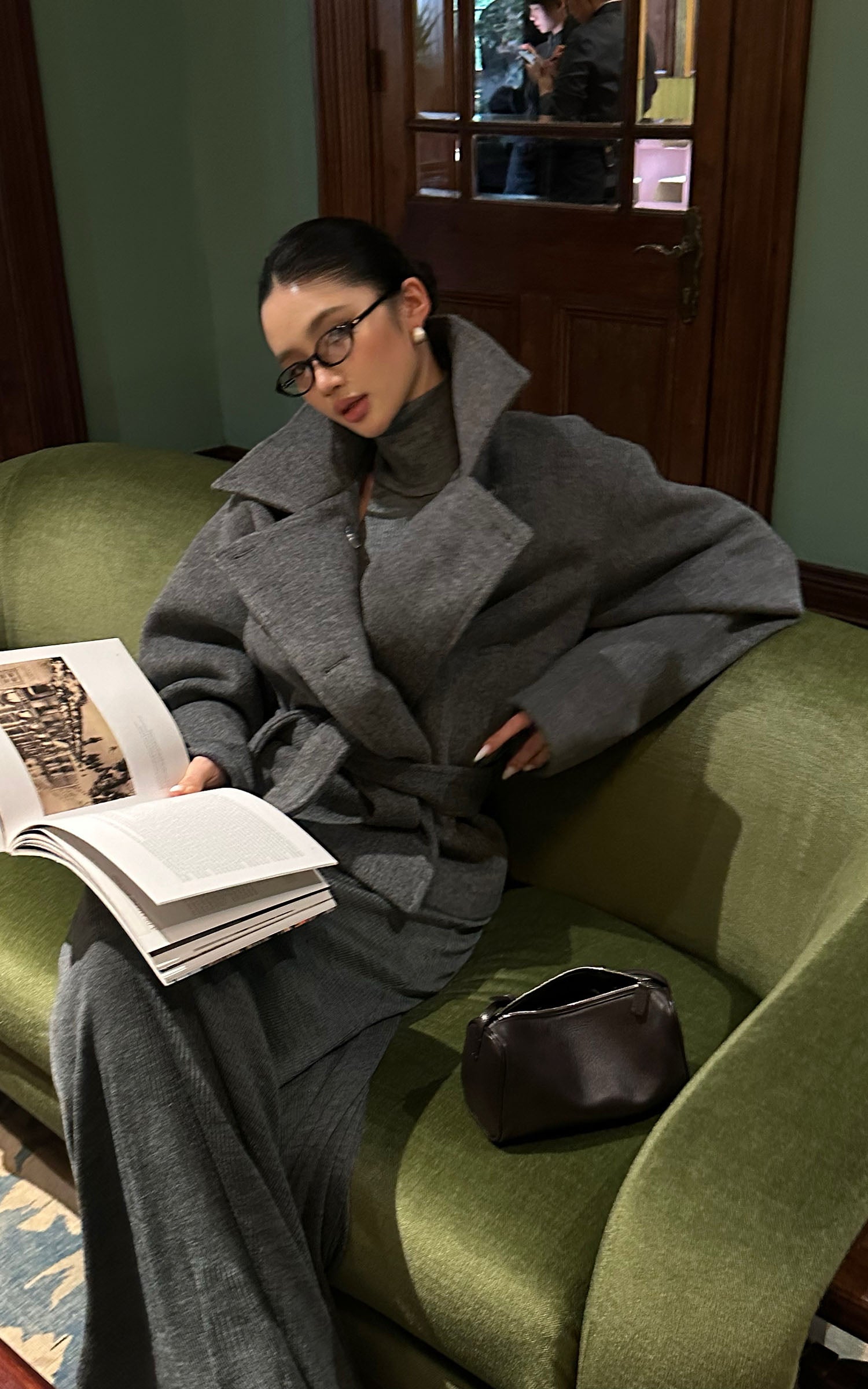 ROVENTE 구조적인 울 혼방 크롭 코트, 랩 벨트 포함 &amp; 포인트 하이 칼라