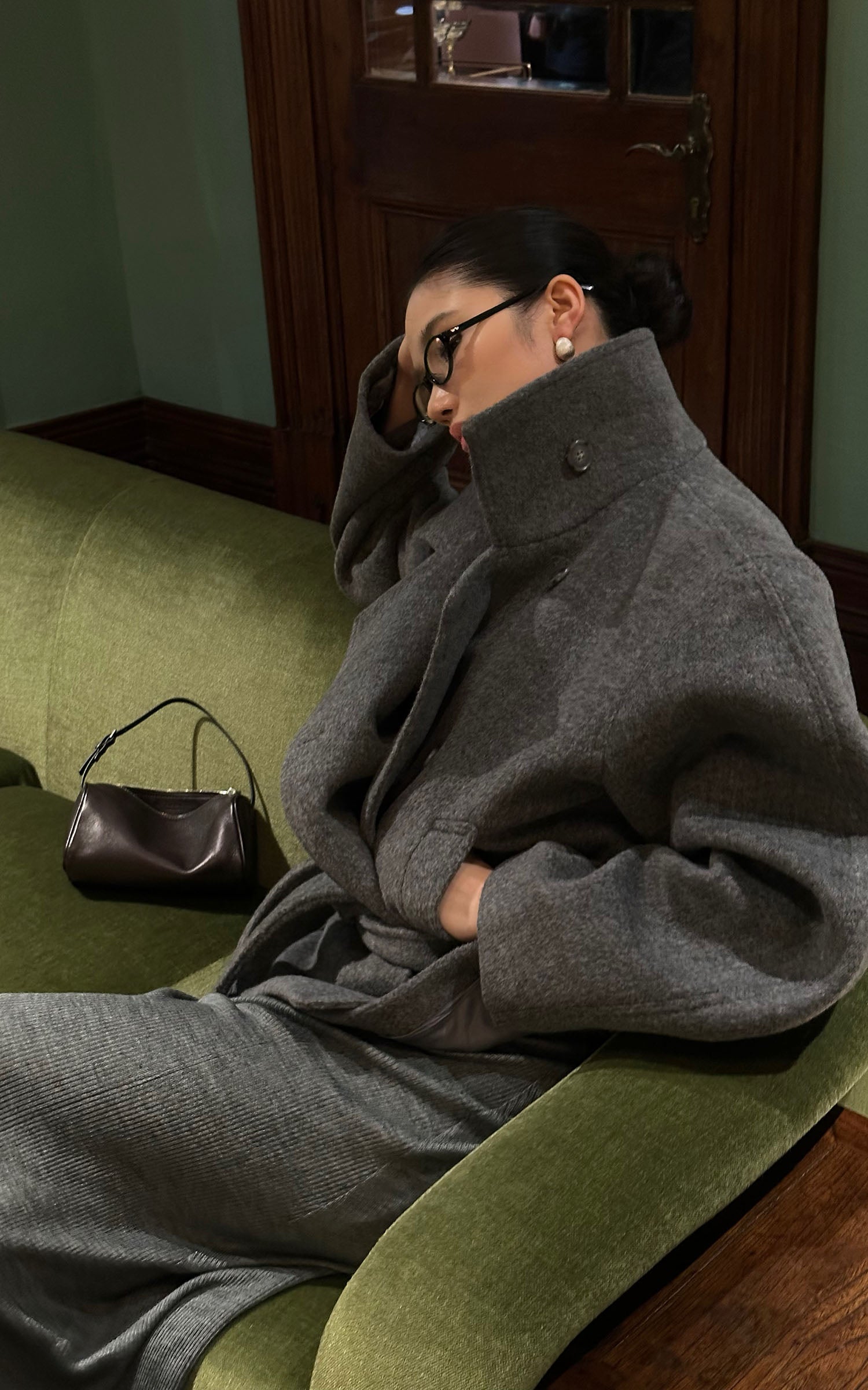 ROVENTE 구조적인 울 혼방 크롭 코트, 랩 벨트 포함 &amp; 포인트 하이 칼라