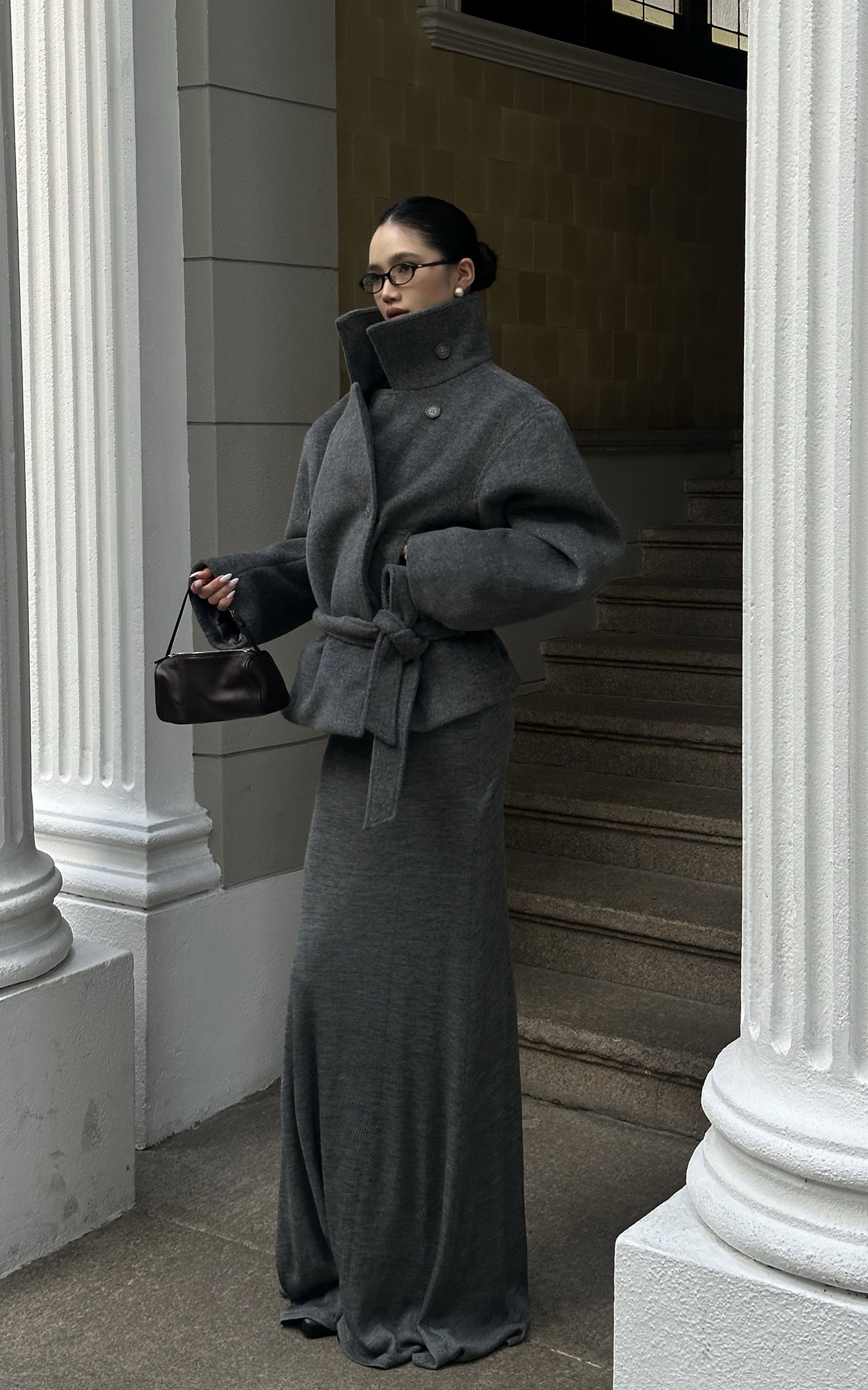 ROVENTE 구조적인 울 혼방 크롭 코트, 랩 벨트 포함 &amp; 포인트 하이 칼라