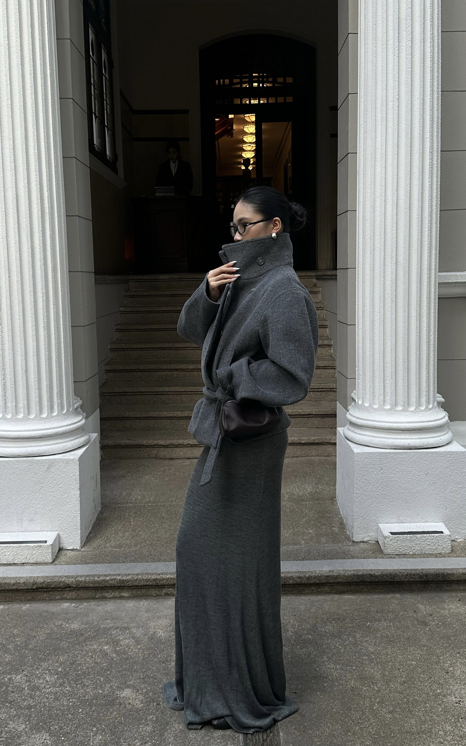 ROVENTE 구조적인 울 혼방 크롭 코트, 랩 벨트 포함 &amp; 포인트 하이 칼라