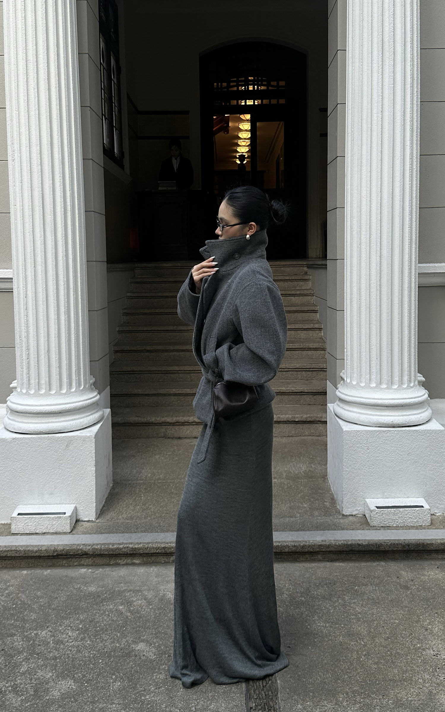 ROVENTE 구조적인 울 혼방 크롭 코트, 랩 벨트 포함 &amp; 포인트 하이 칼라