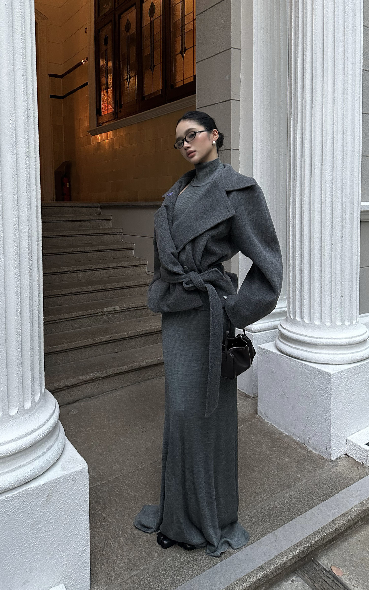 ROVENTE 구조적인 울 혼방 크롭 코트, 랩 벨트 포함 &amp; 포인트 하이 칼라