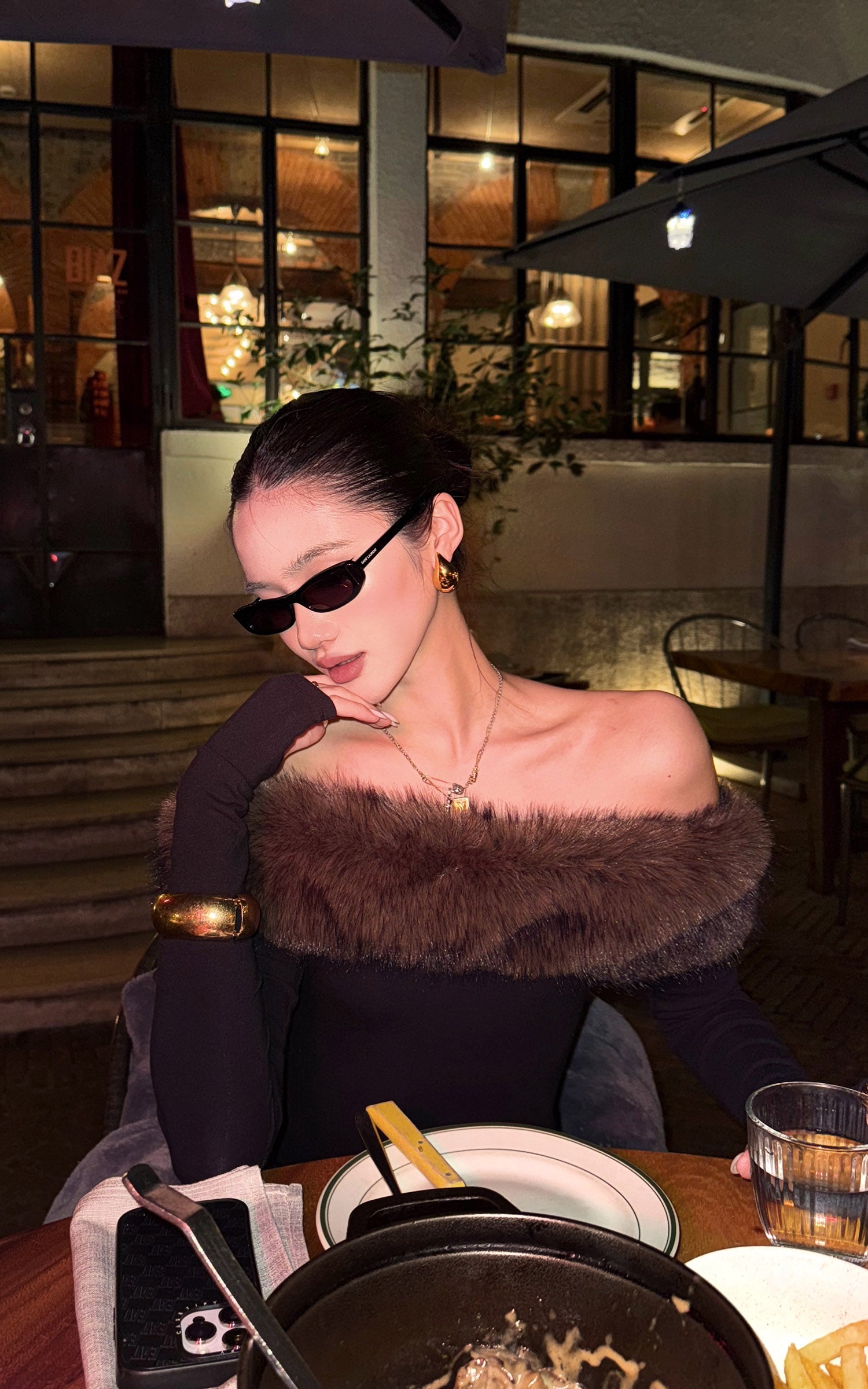 ROVENTE 페이크 퍼 오프숄더 긴팔 탑