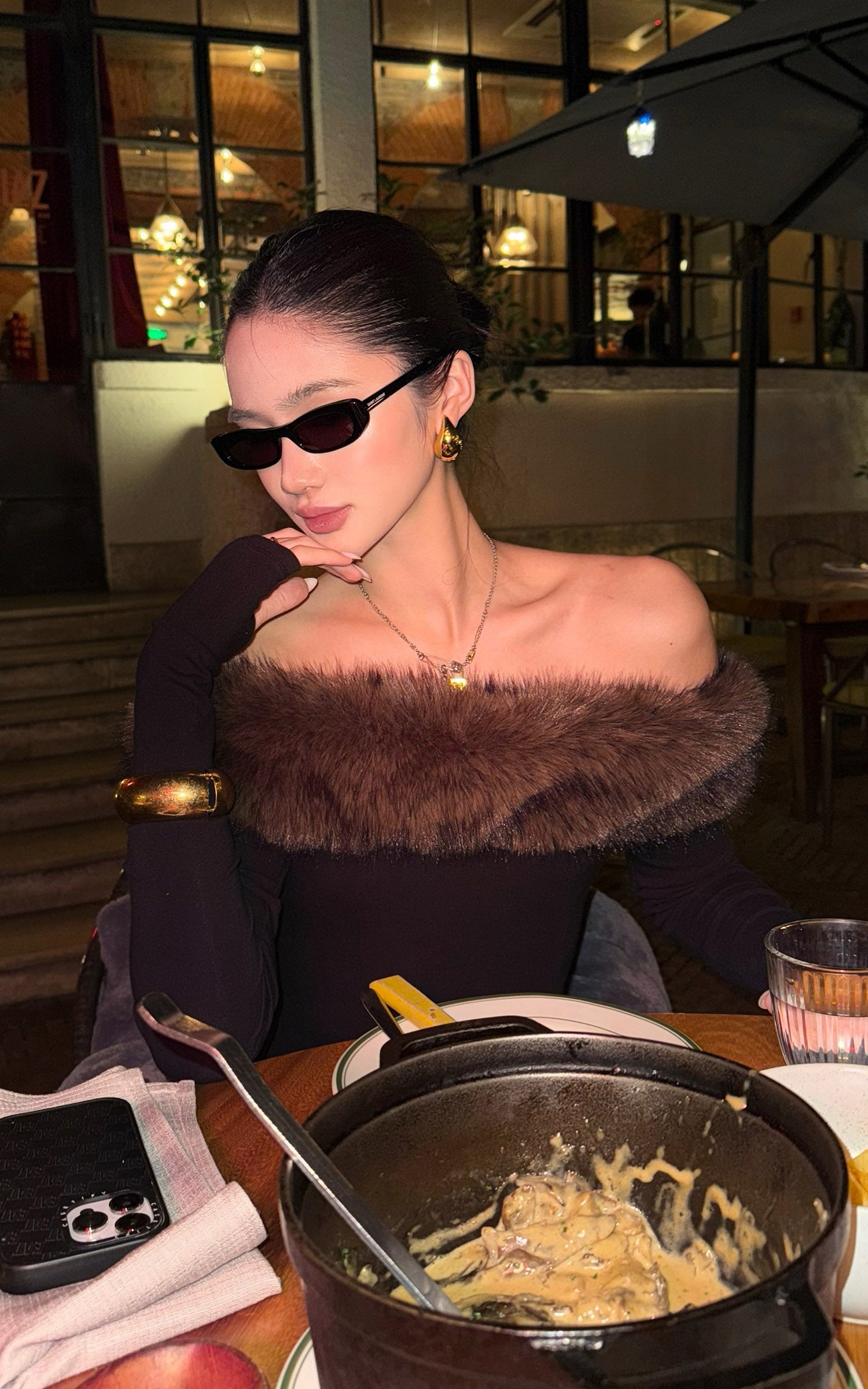 ROVENTE 페이크 퍼 오프숄더 긴팔 탑