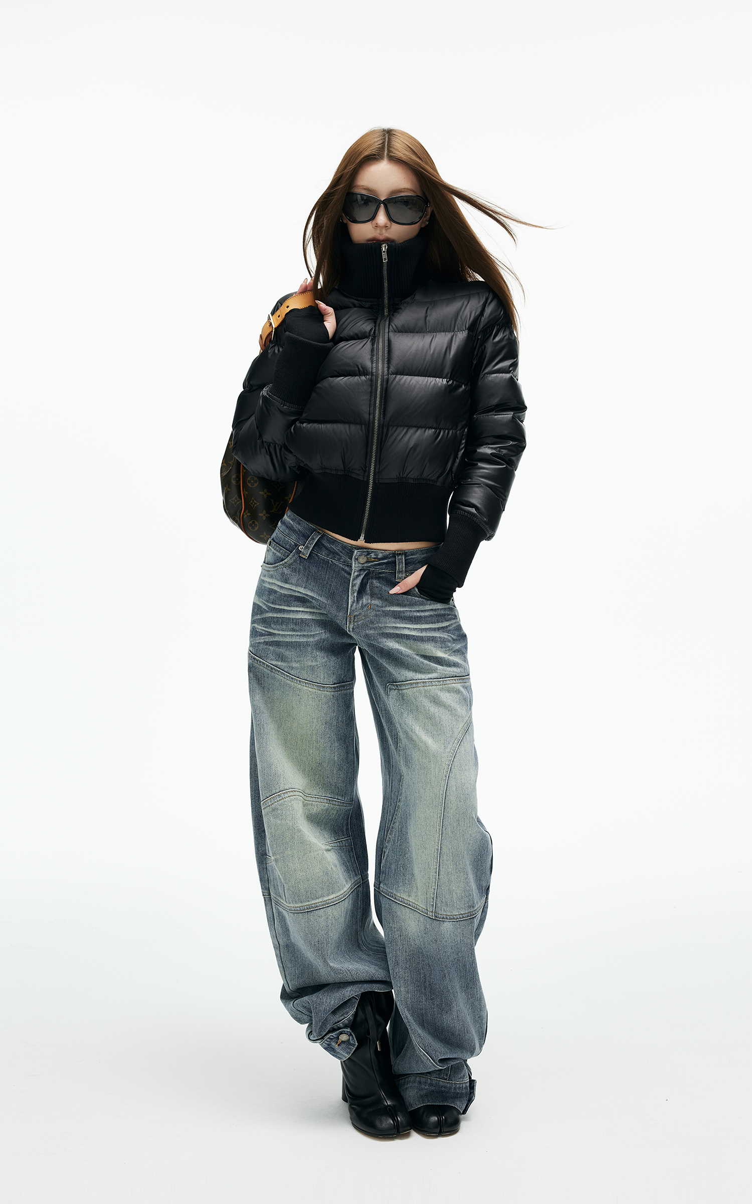 IAMXIAA 곡선 패널 스티치가 돋보이는 구조적인 와이드 데님 팬츠