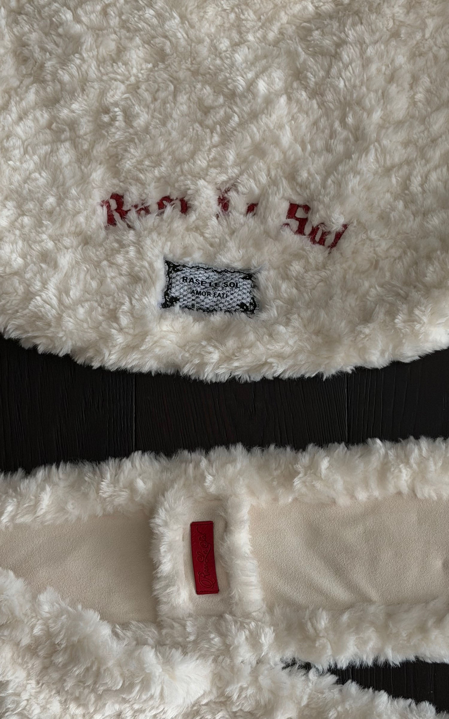 Ensemble 3 pièces : pull ajusté à torsades, short et caraco superposé orné de dentelle