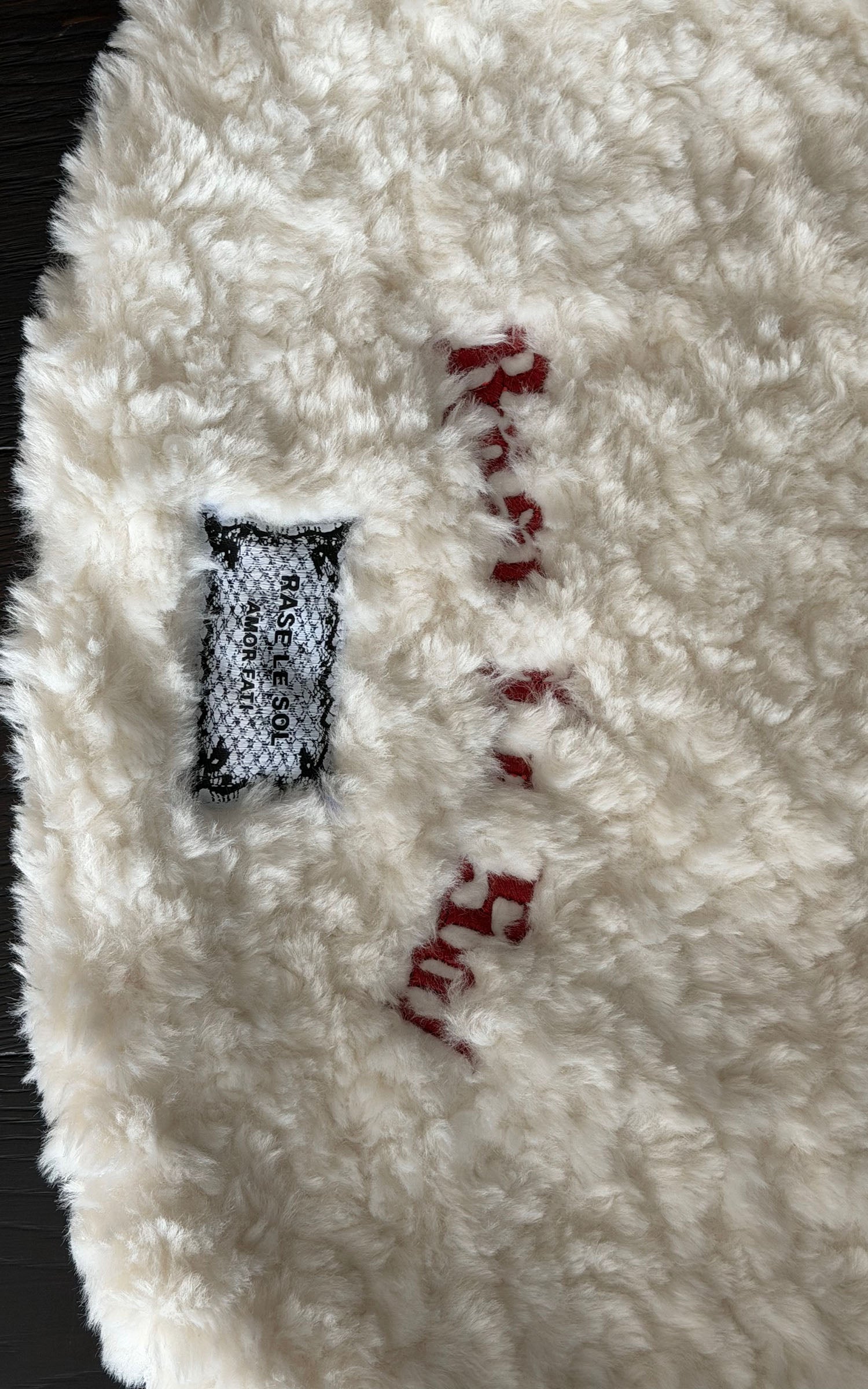 Ensemble 3 pièces : pull ajusté à torsades, short et caraco superposé orné de dentelle