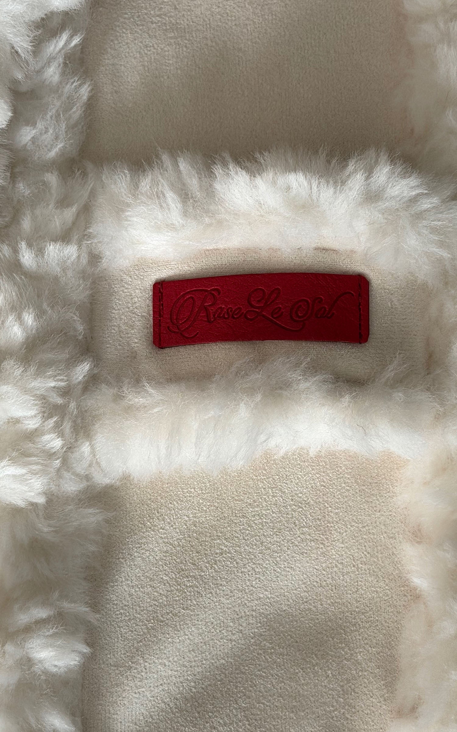 Ensemble 3 pièces : pull ajusté à torsades, short et caraco superposé orné de dentelle