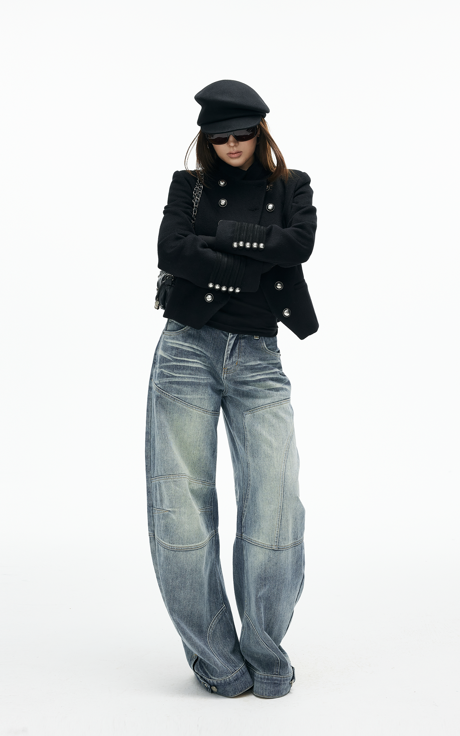 IAMXIAA 조각된 핏과 메탈 버튼 디테일의 더블 브레스트 울 자켓