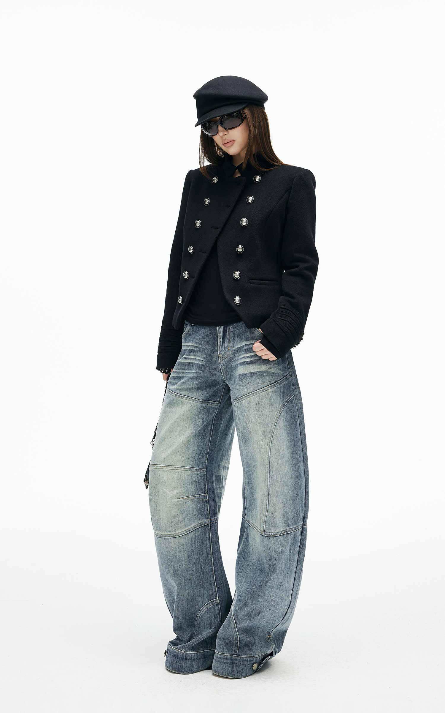 IAMXIAA 조각된 핏과 메탈 버튼 디테일의 더블 브레스트 울 자켓