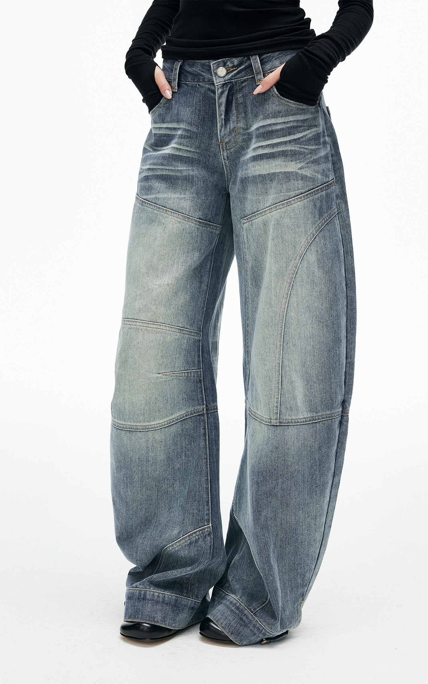 IAMXIAA 곡선 패널 스티치가 돋보이는 구조적인 와이드 데님 팬츠