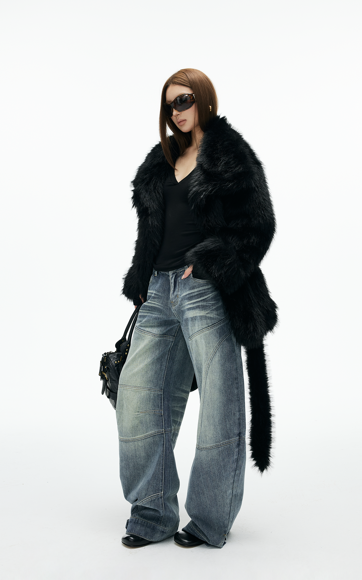 IAMXIAA 곡선 패널 스티치가 돋보이는 구조적인 와이드 데님 팬츠