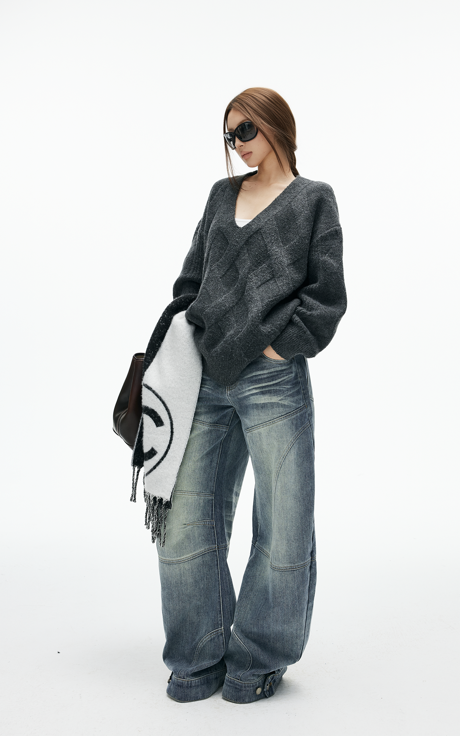 IAMXIAA 곡선 패널 스티치가 돋보이는 구조적인 와이드 데님 팬츠