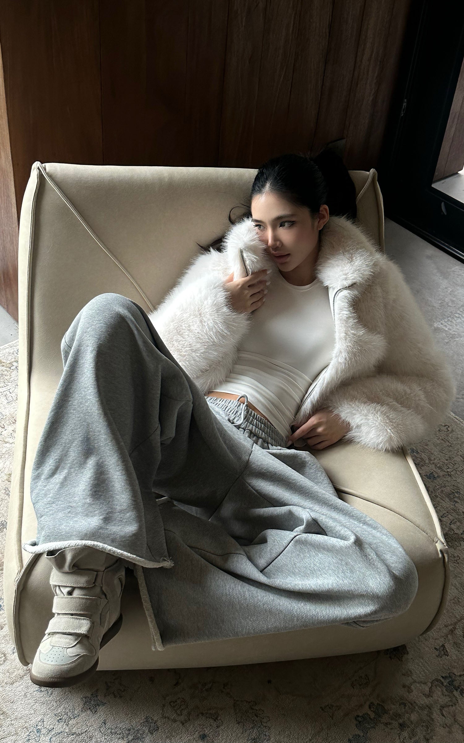 ROVENTE フィットしたロングスリーブTシャツ – ミニマルなセカンドスキンレイヤー