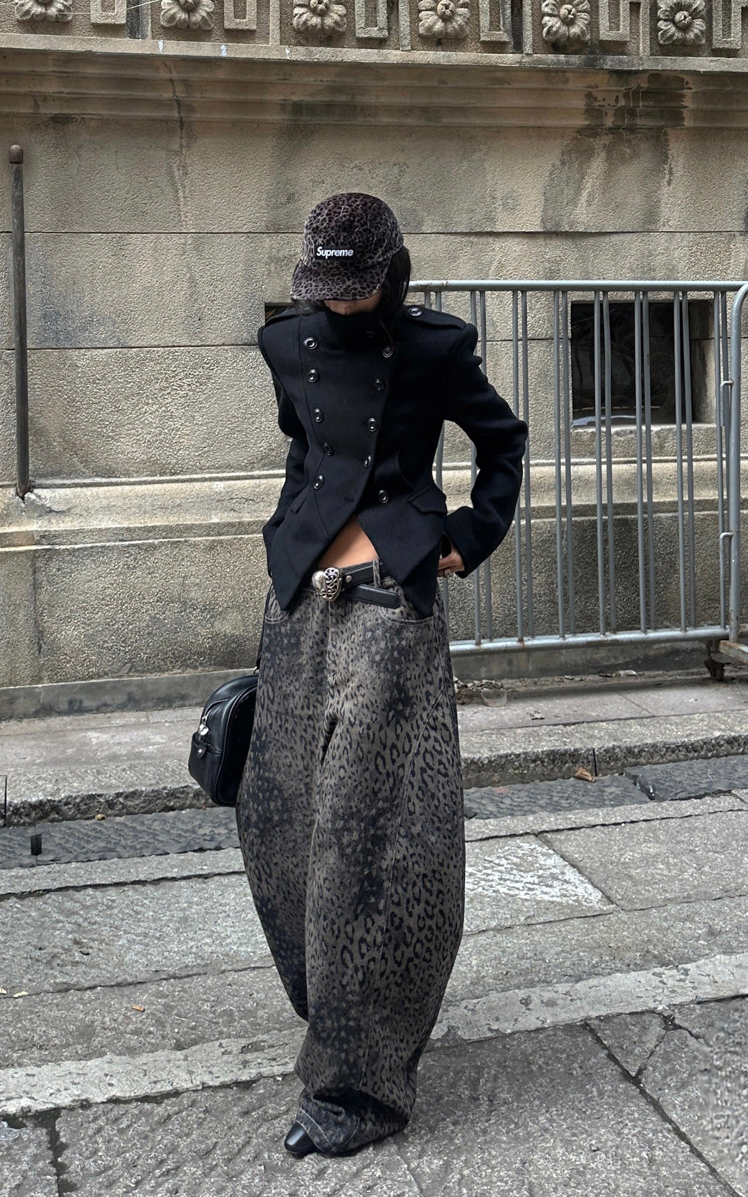 WARDEN EDGE 구조적인 더블 브레스트 크롭 재킷