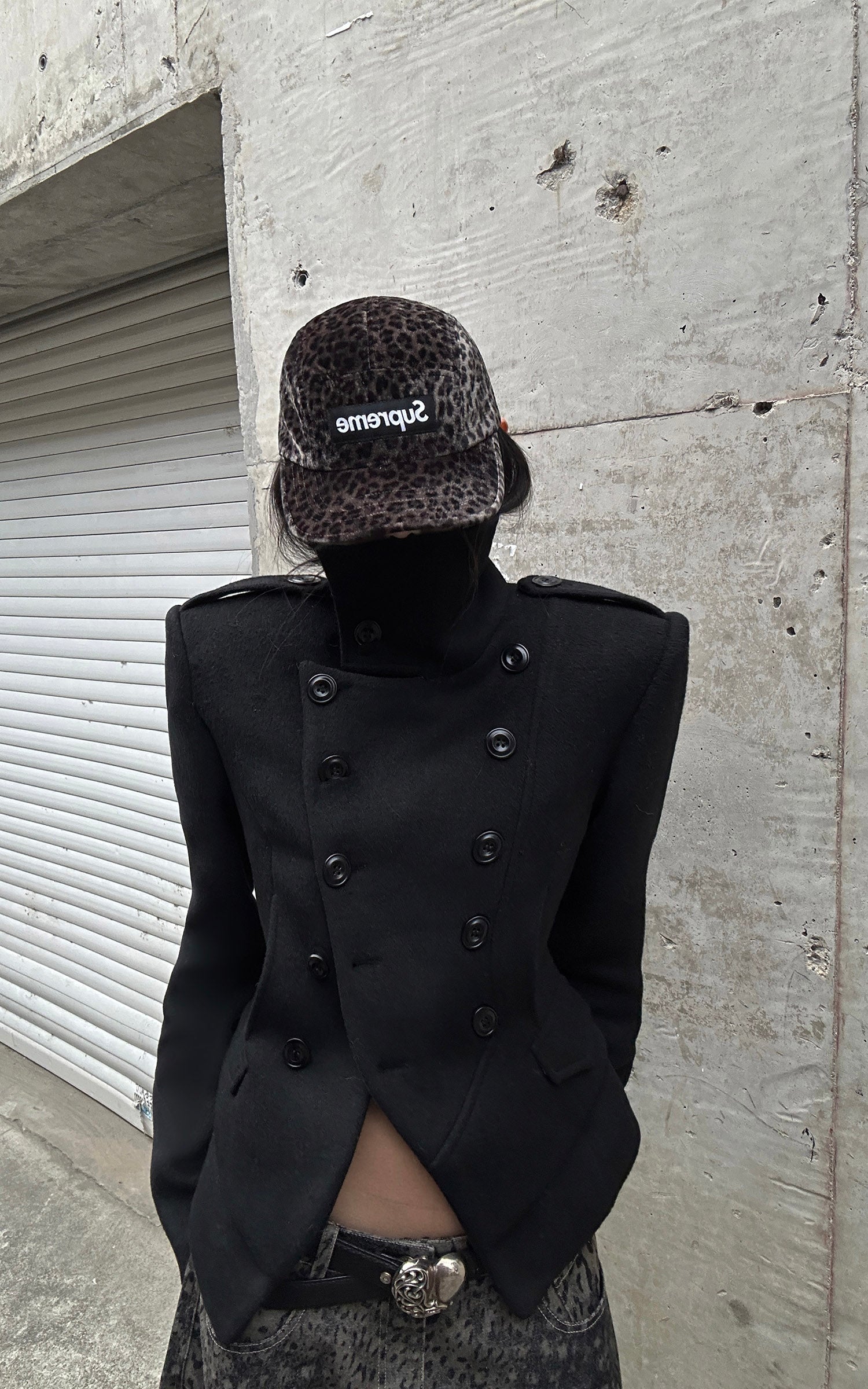 WARDEN EDGE 구조적인 더블 브레스트 크롭 재킷