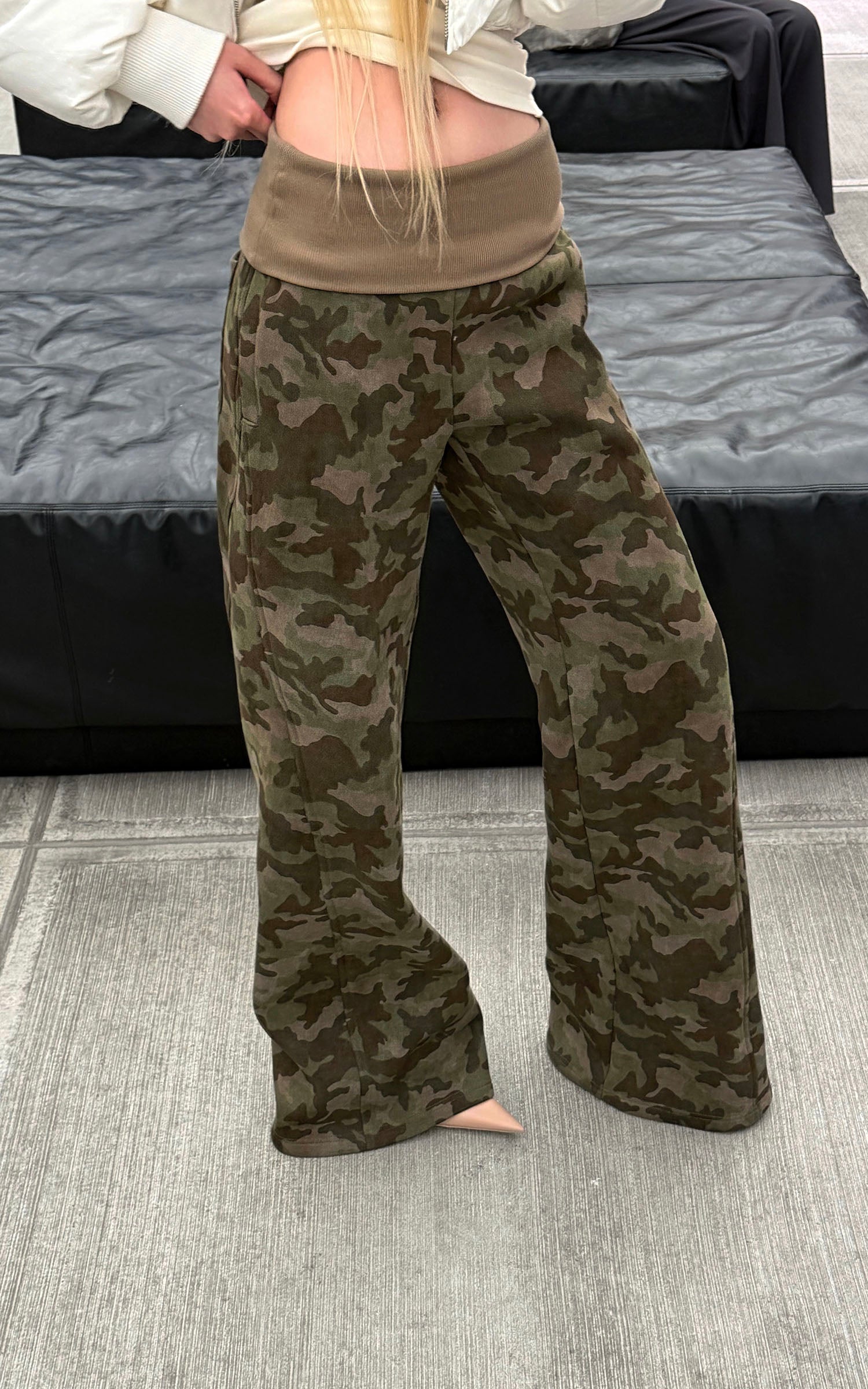 Rase le sol 플리스 안감 카모플라주 와이드 팬츠, 골지 허리밴드