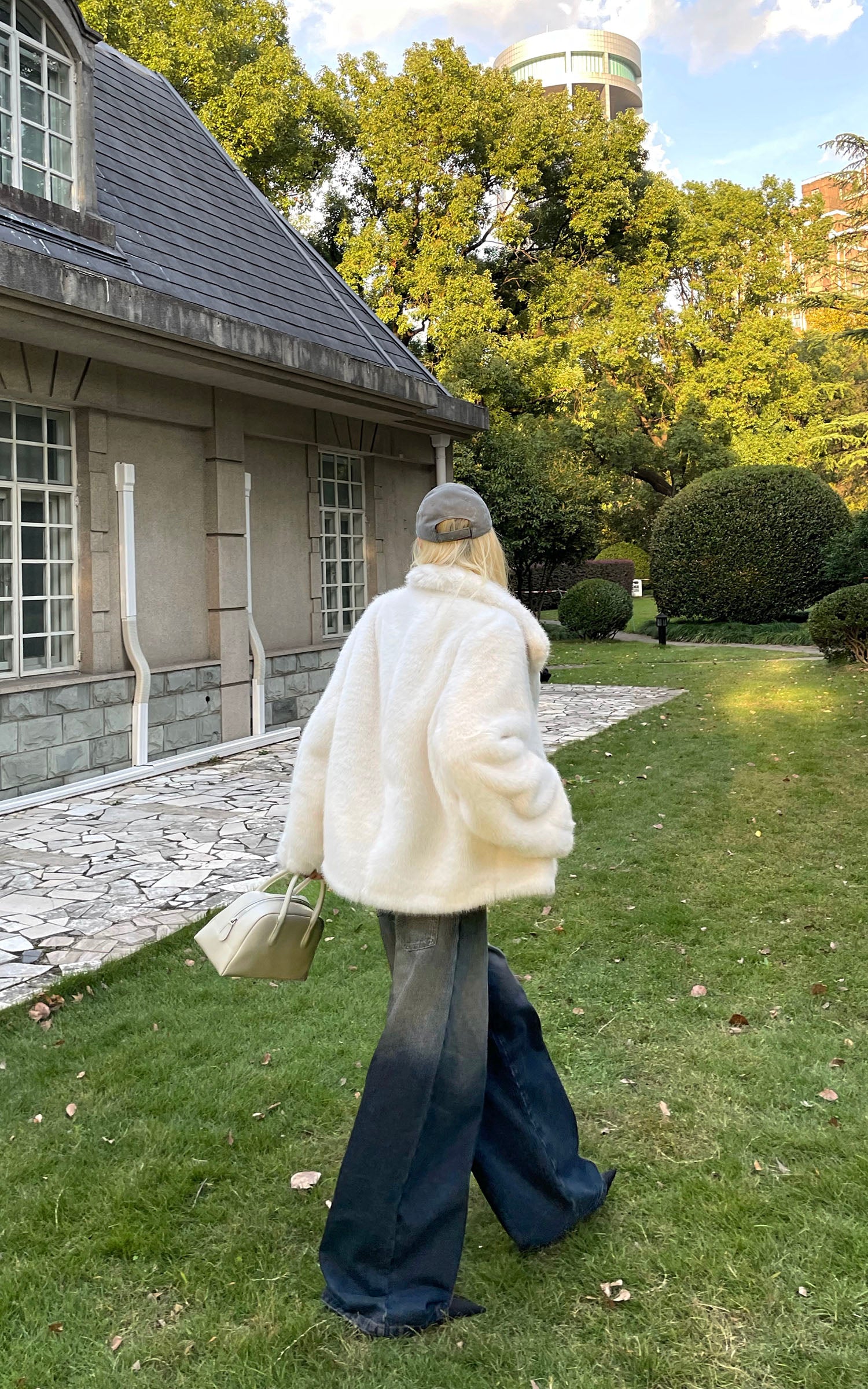 Rase le sol ドロップショルダーと隠しボタン留めのオーバーサイズフェイクファーコート