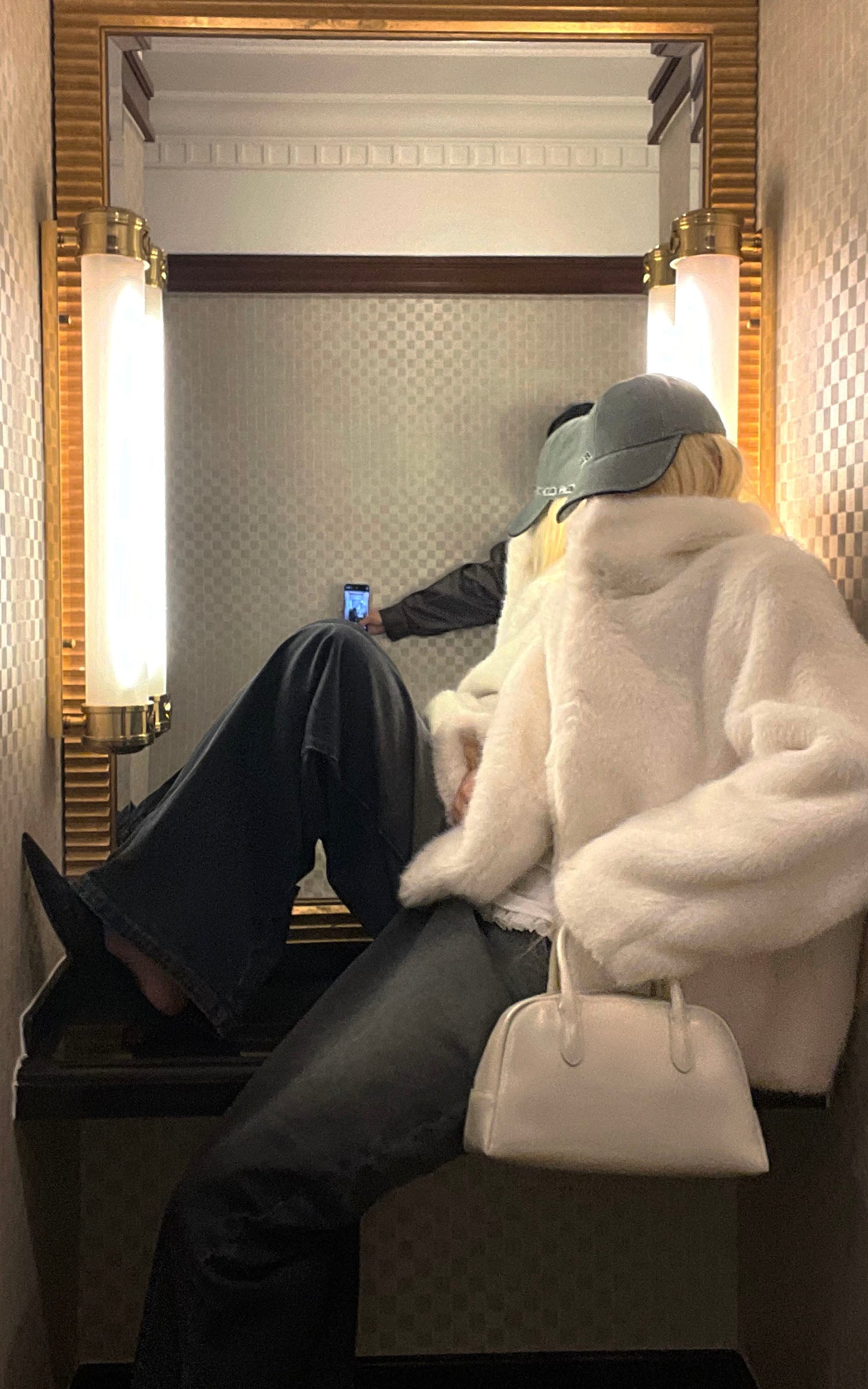 Rase le sol ドロップショルダーと隠しボタン留めのオーバーサイズフェイクファーコート