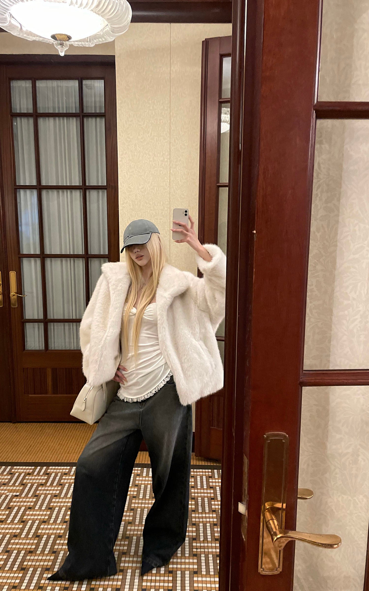 Rase le sol ドロップショルダーと隠しボタン留めのオーバーサイズフェイクファーコート