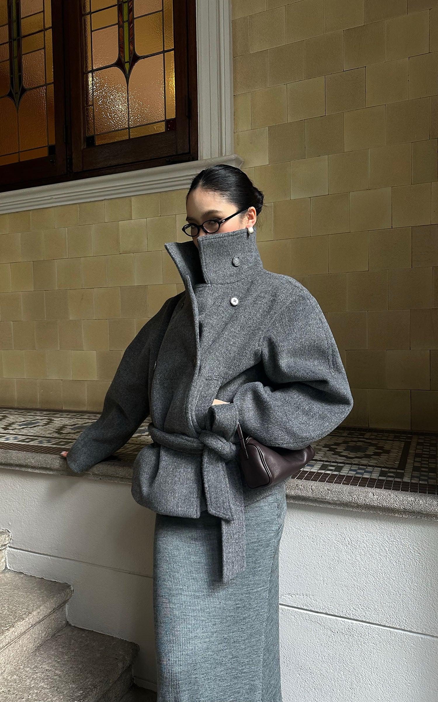 ROVENTE 구조적인 울 혼방 크롭 코트, 랩 벨트 포함 &amp; 포인트 하이 칼라