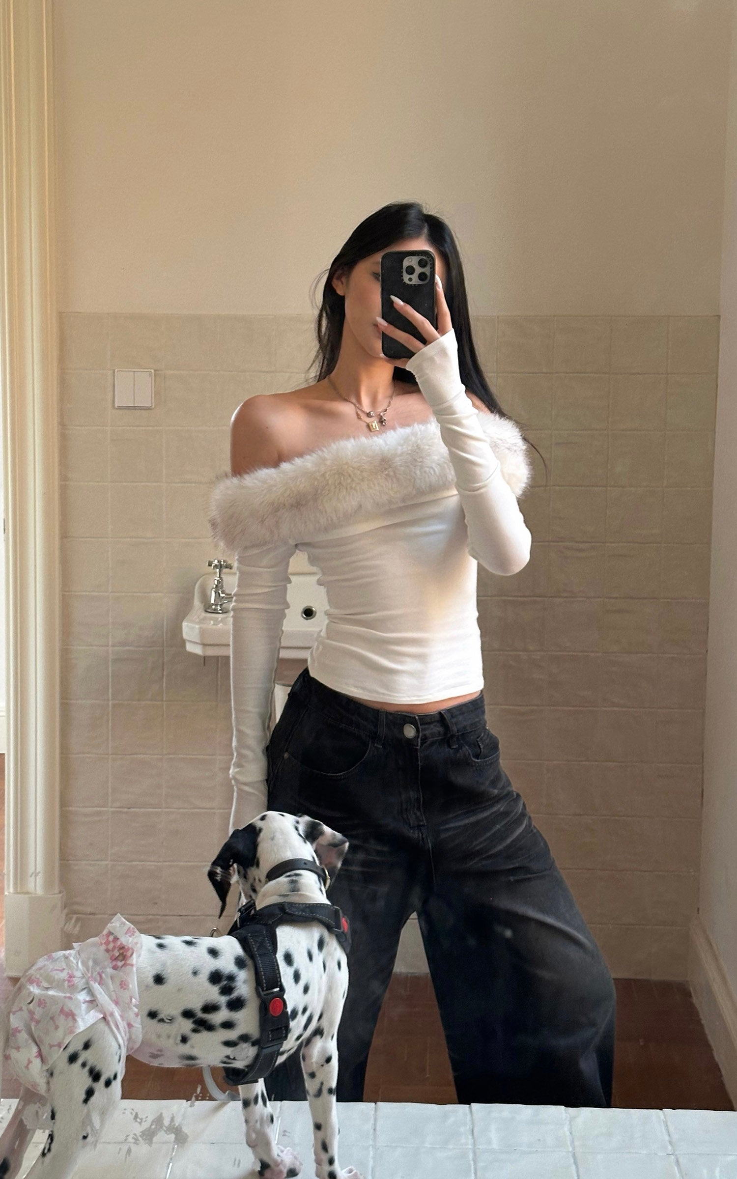 ROVENTE 페이크 퍼 오프숄더 긴팔 탑