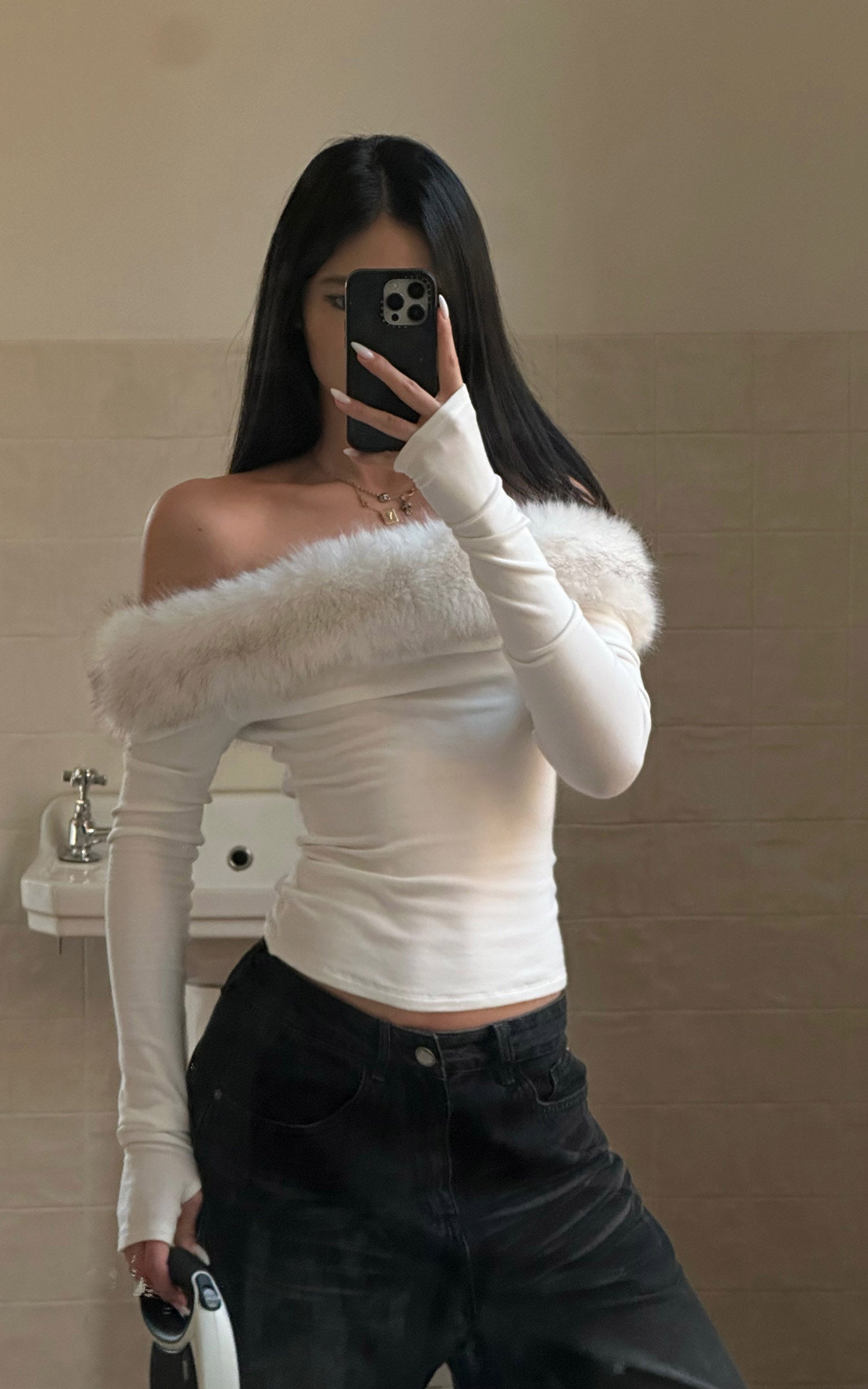 ROVENTE 페이크 퍼 오프숄더 긴팔 탑