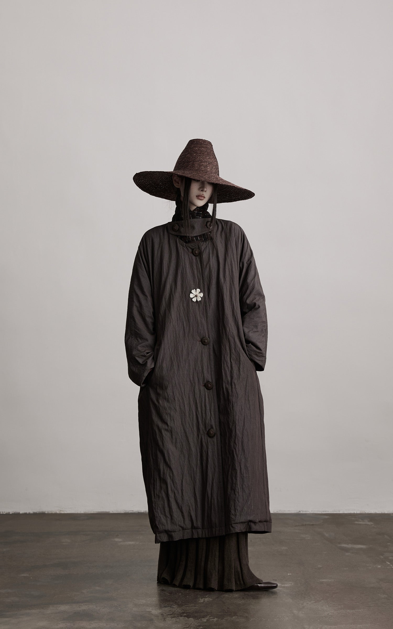 DOINDULGE Crinkled Long Coat with Contrast Inner Panel