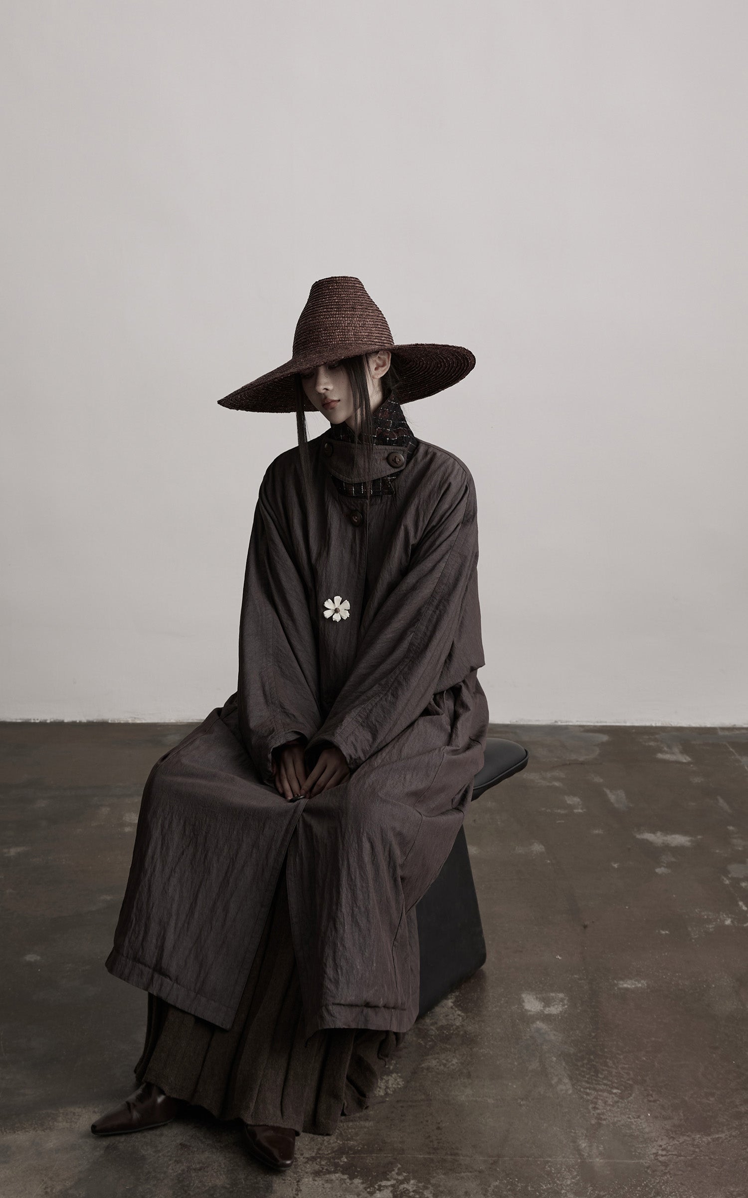 DOINDULGE Crinkled Long Coat with Contrast Inner Panel