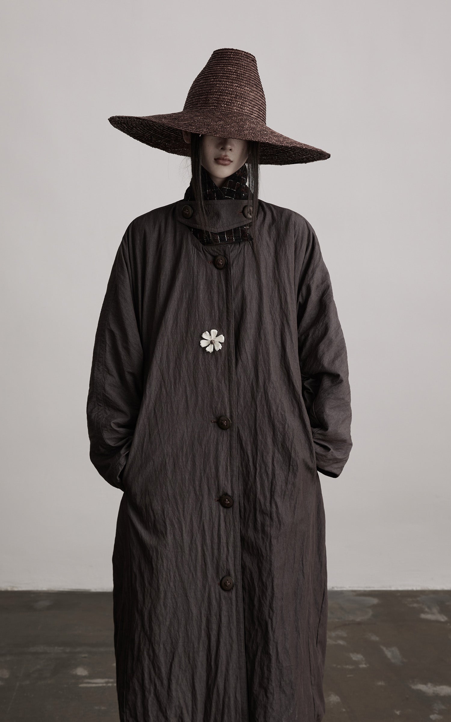 DOINDULGE Crinkled Long Coat with Contrast Inner Panel