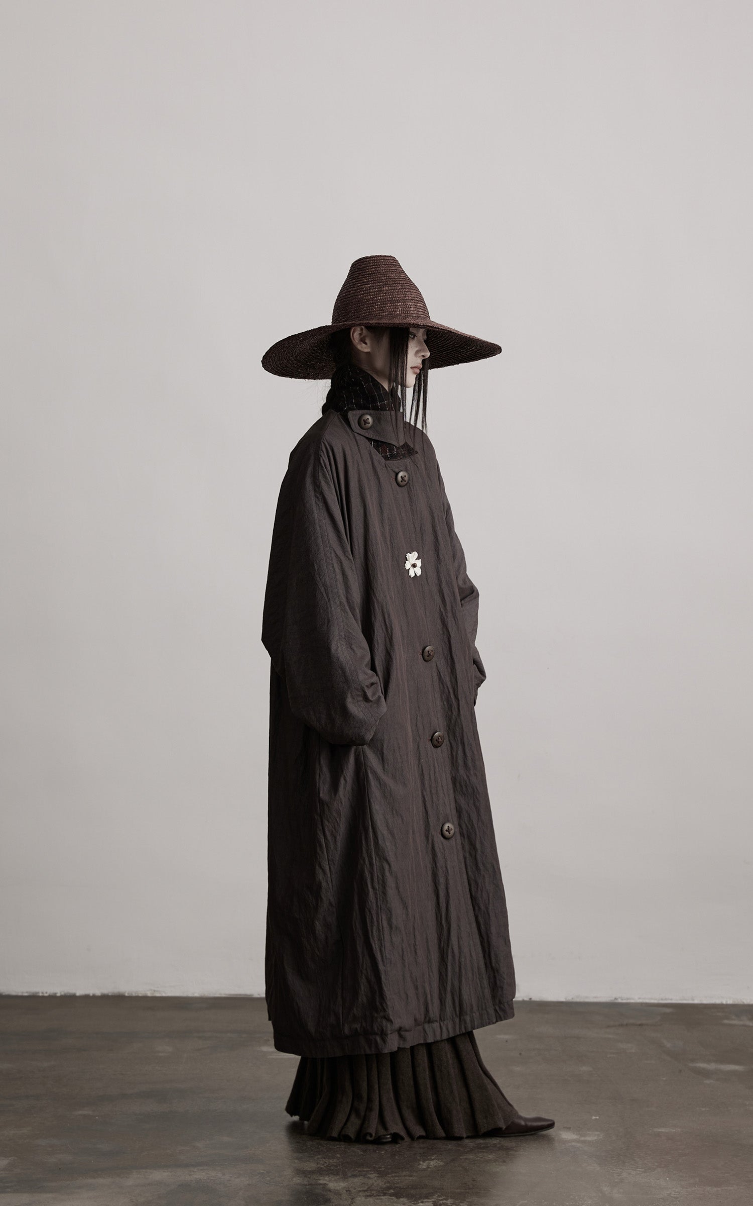 DOINDULGE Crinkled Long Coat with Contrast Inner Panel