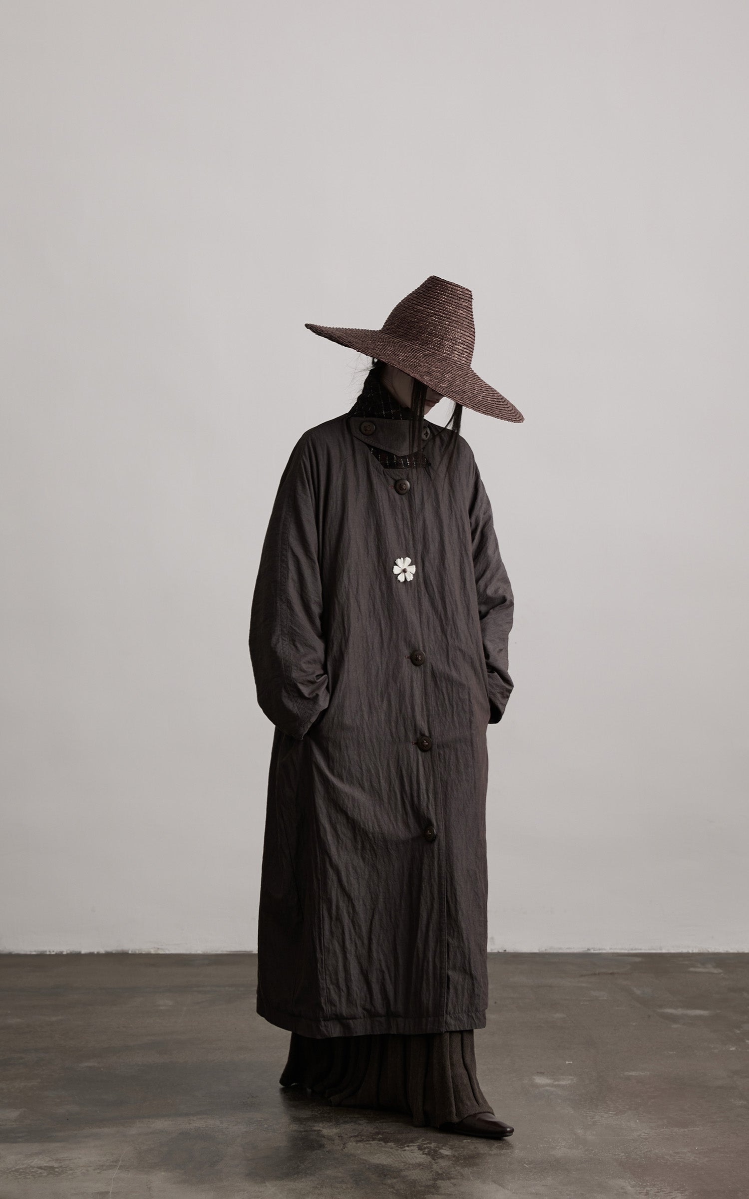 DOINDULGE Crinkled Long Coat with Contrast Inner Panel