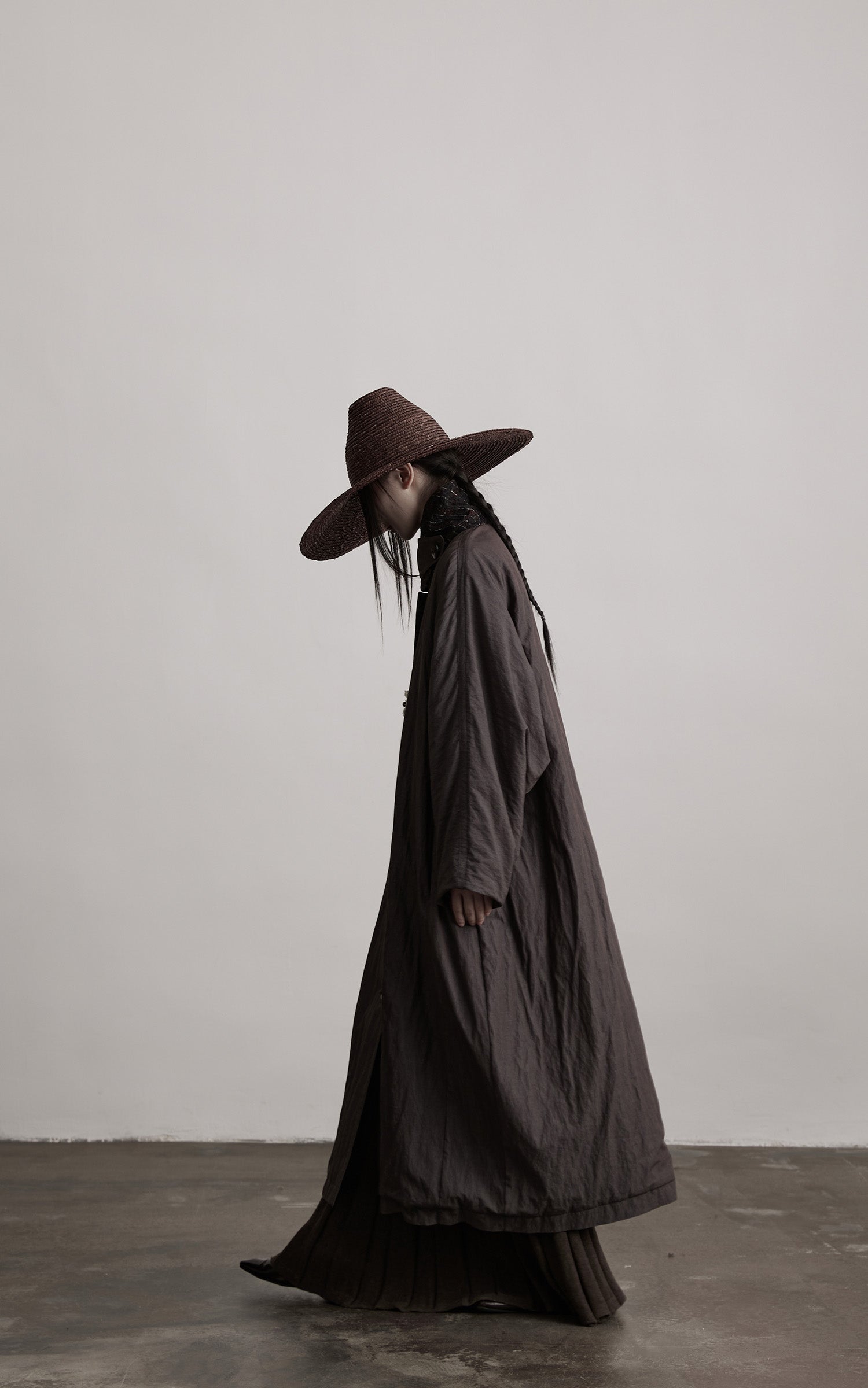 DOINDULGE Crinkled Long Coat with Contrast Inner Panel
