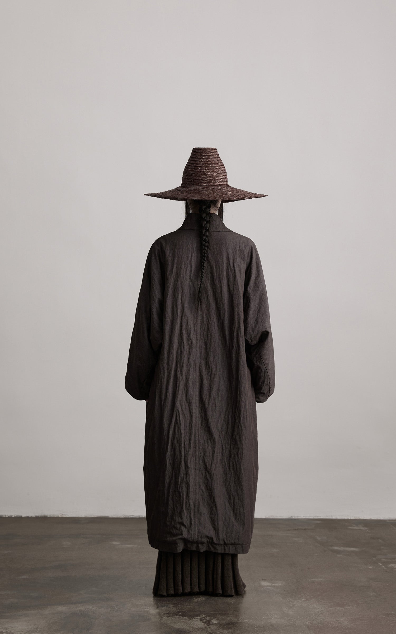 DOINDULGE Crinkled Long Coat with Contrast Inner Panel