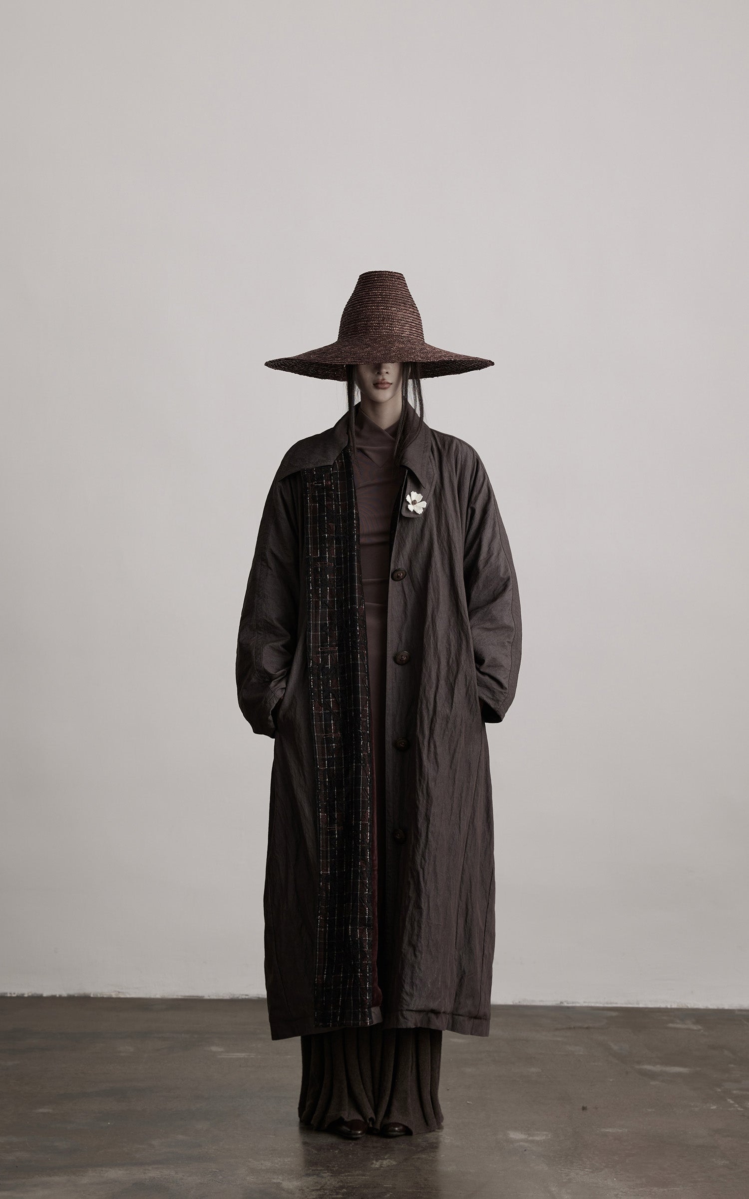 DOINDULGE Crinkled Long Coat with Contrast Inner Panel
