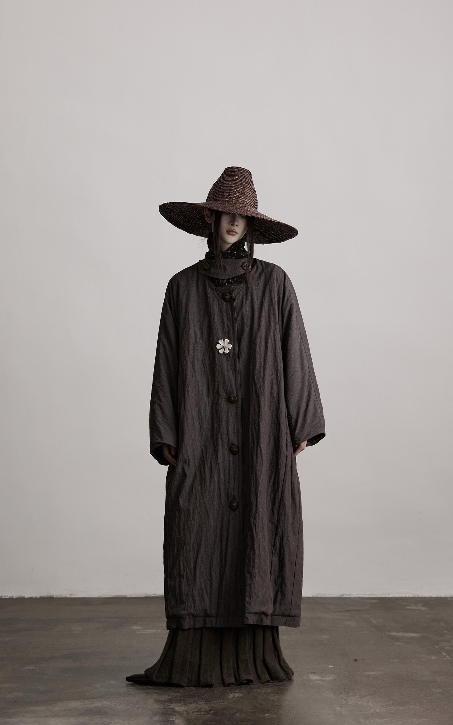 DOINDULGE Crinkled Long Coat with Contrast Inner Panel