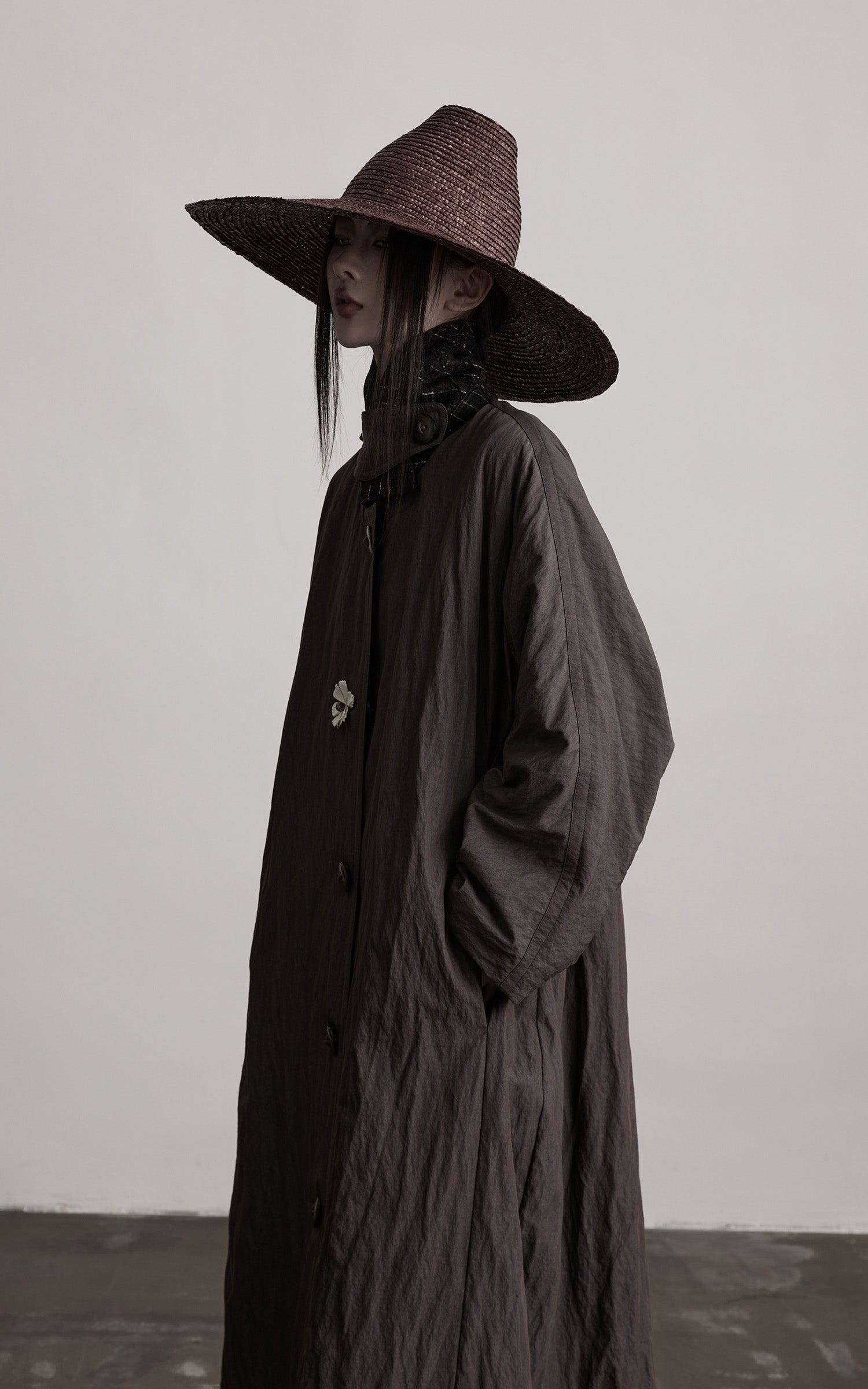 DOINDULGE Crinkled Long Coat with Contrast Inner Panel