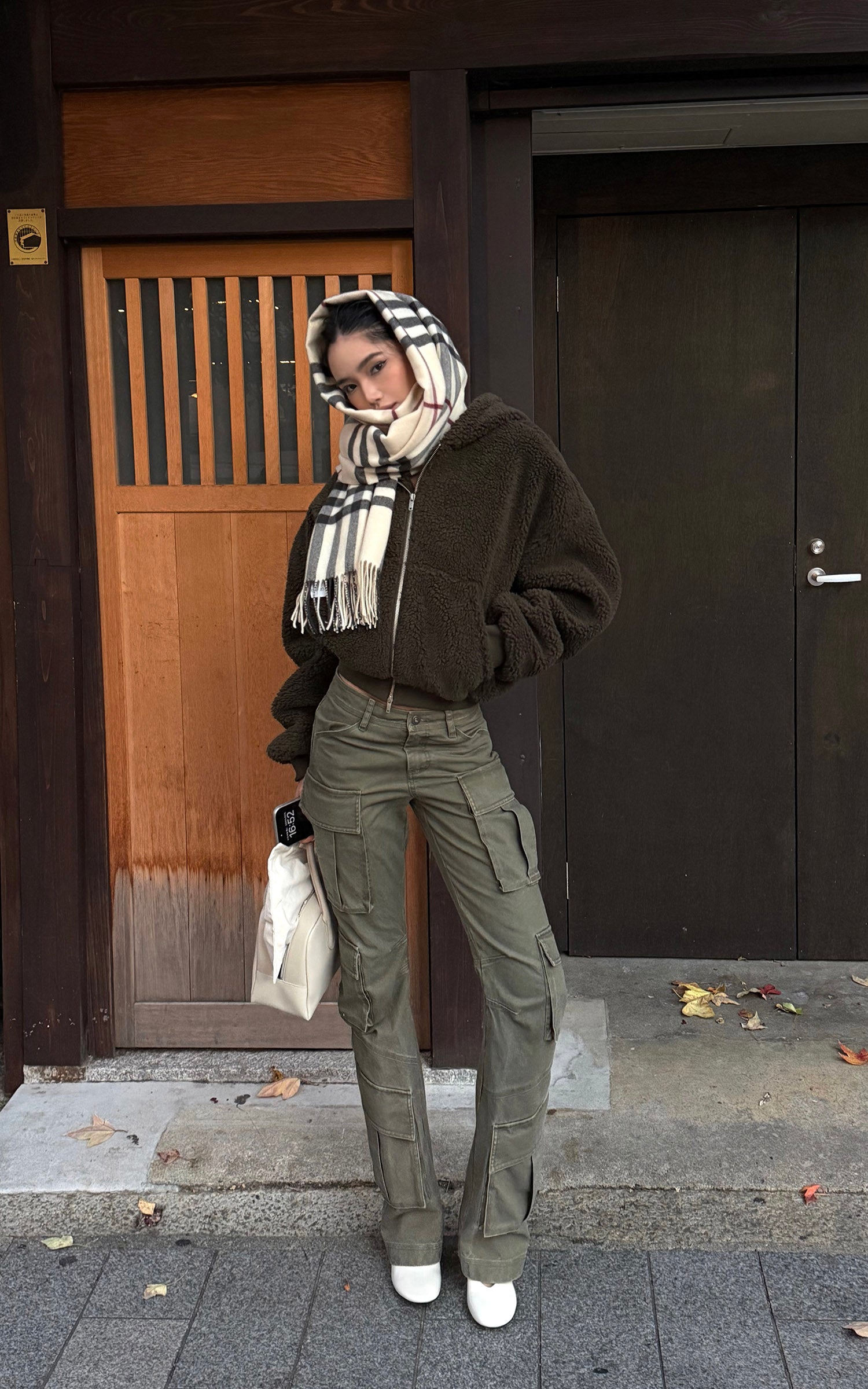 ROVENTE 구조적인 멀티 포켓 카고 팬츠