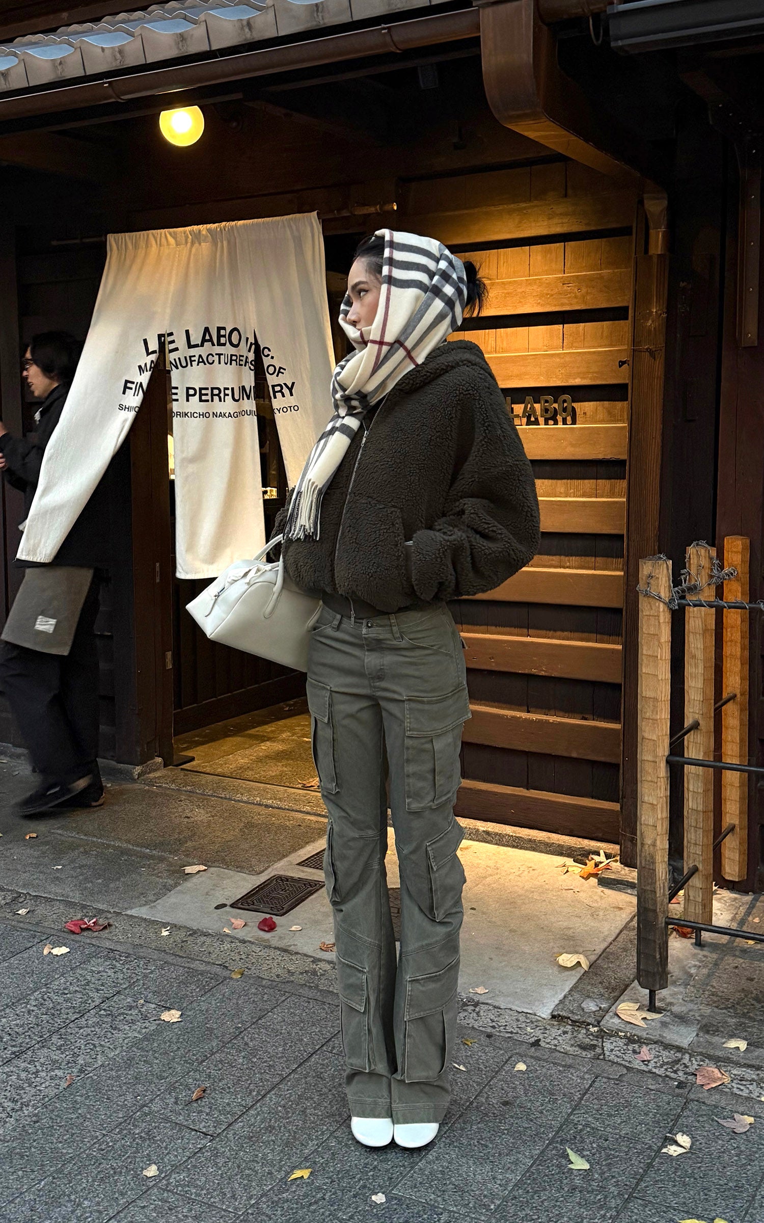 ROVENTE 구조적인 멀티 포켓 카고 팬츠