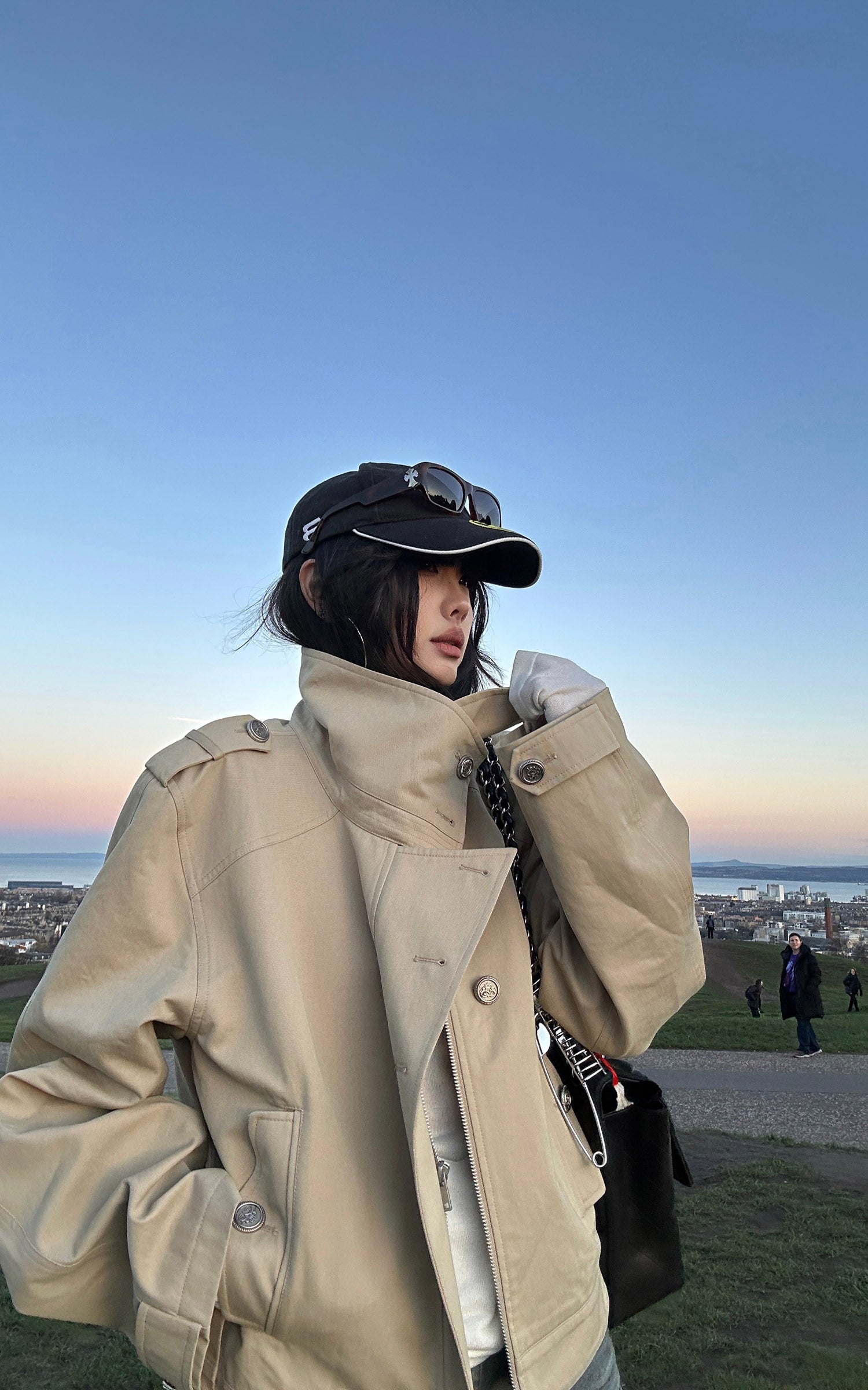 WARDEN EDGE 비대칭 클로저가 돋보이는 구조적인 하이칼라 트렌치 재킷