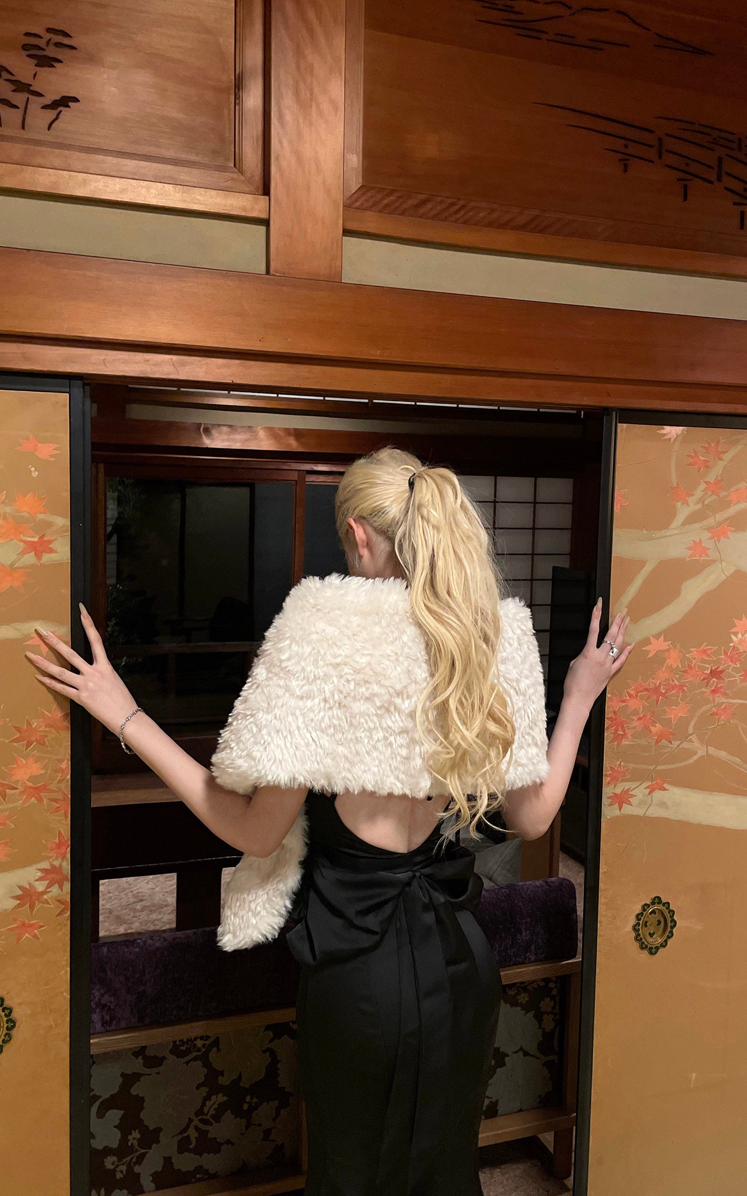 Rase le sol 드레이프 가운과 인조 퍼 숄 세트