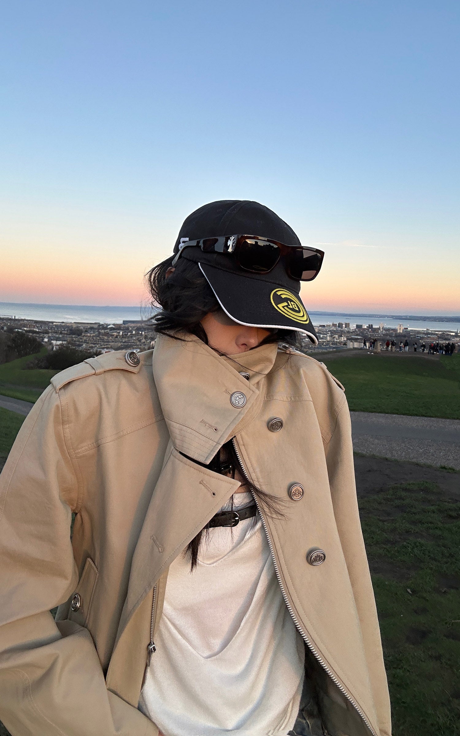 WARDEN EDGE 비대칭 클로저가 돋보이는 구조적인 하이칼라 트렌치 재킷