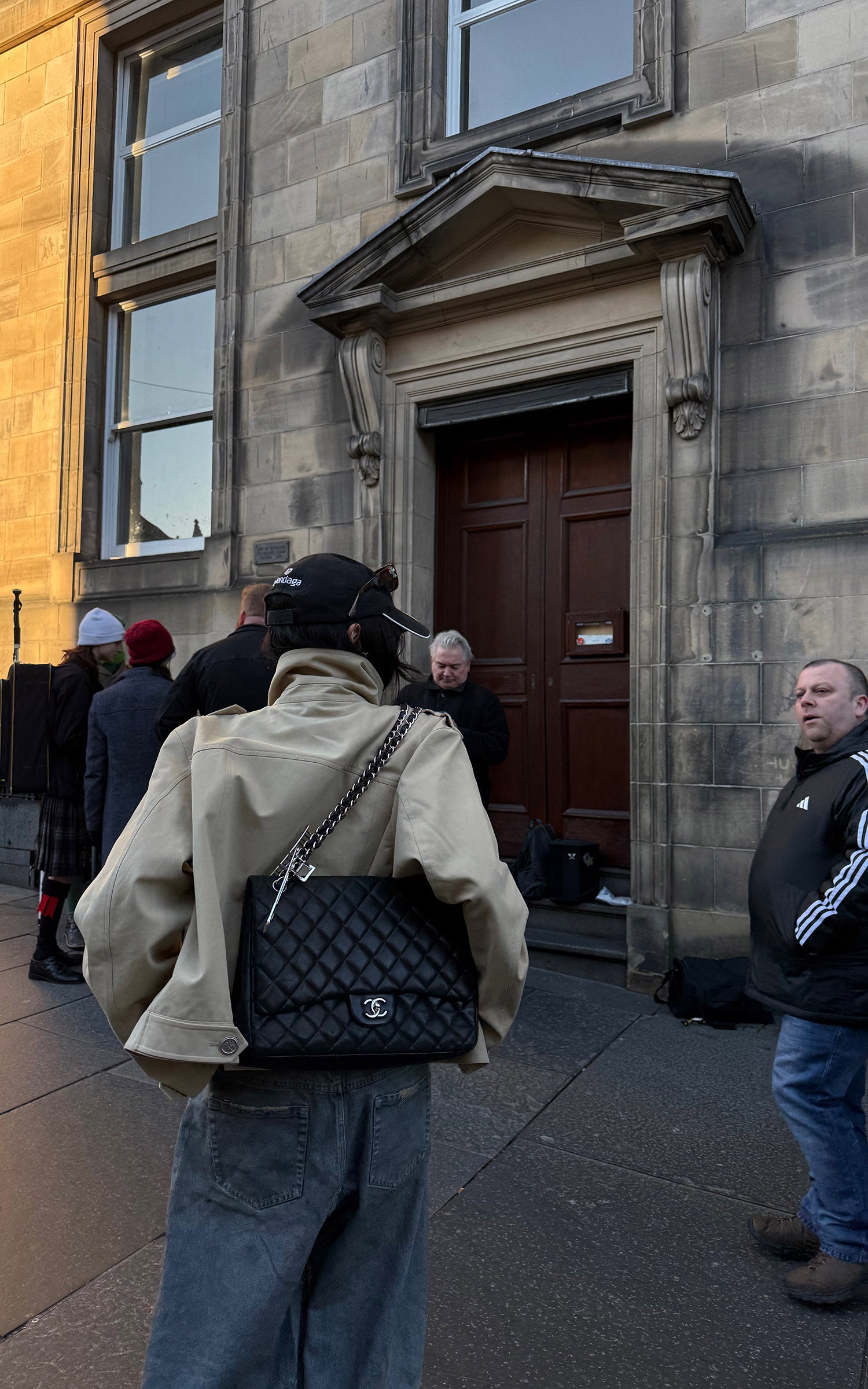 WARDEN EDGE 비대칭 클로저가 돋보이는 구조적인 하이칼라 트렌치 재킷