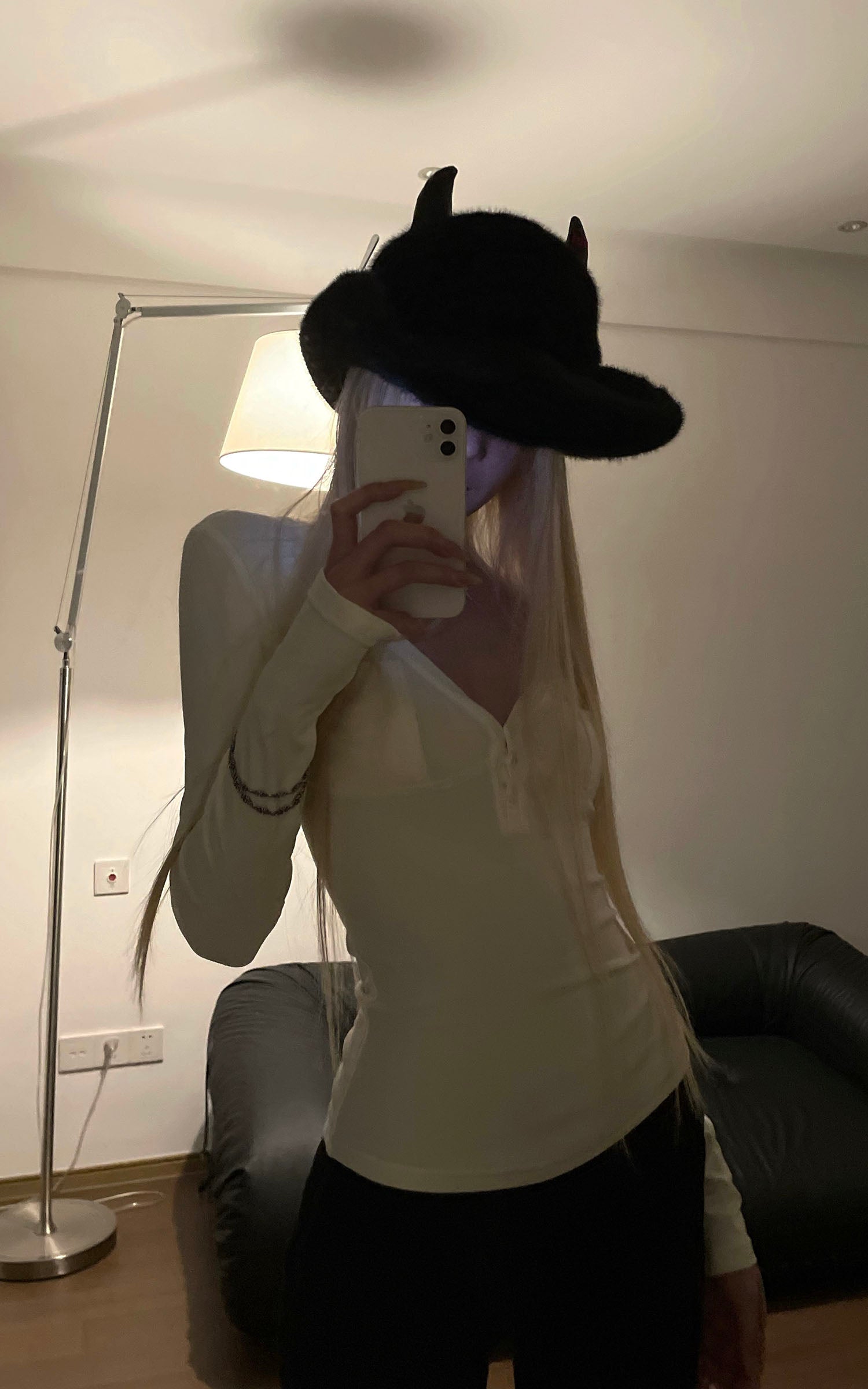 Rase le sol Devil Horn Faux Fur Hat Western Silhouette Statement Fedora