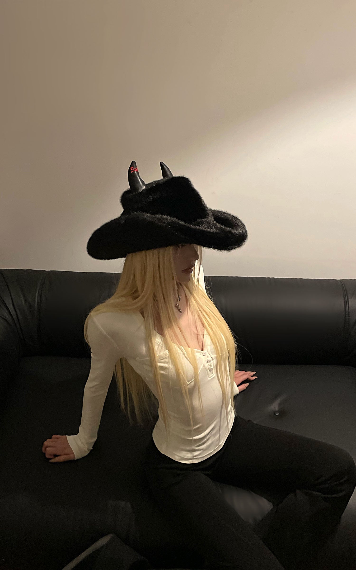 Rase le sol Devil Horn Faux Fur Hat Western Silhouette Statement Fedora