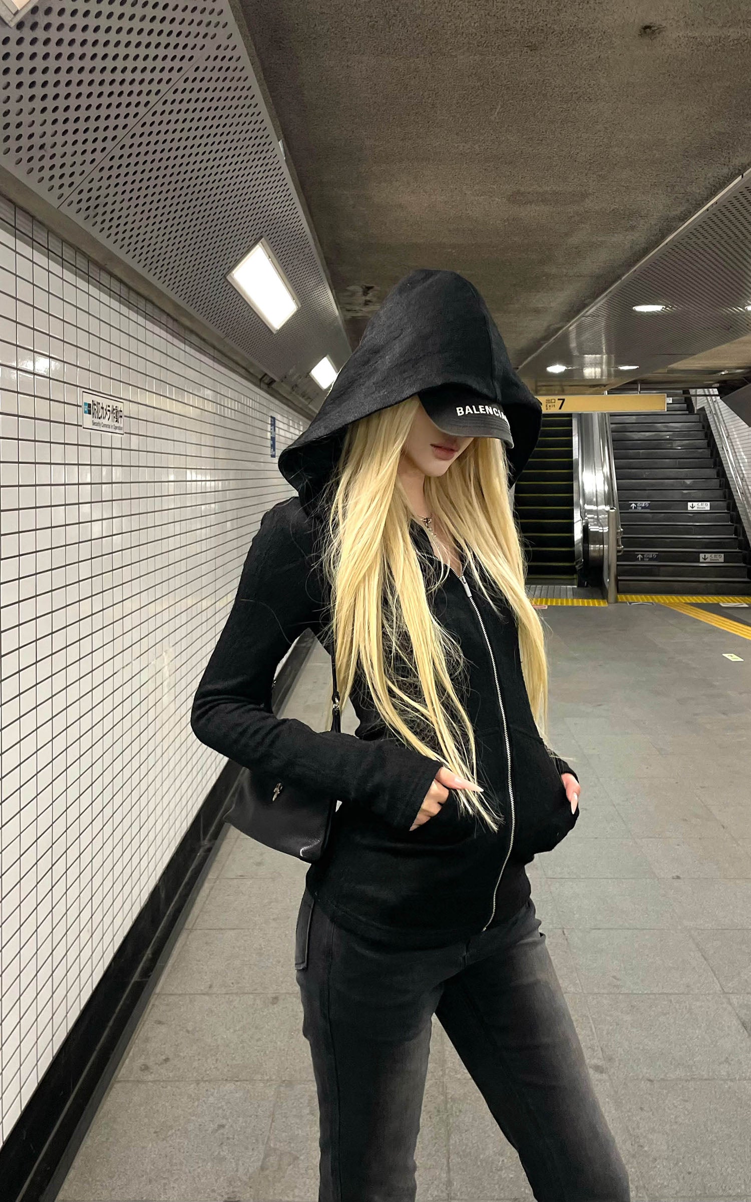 Rase le sol 미니멀리스트 핏 니트 후드 자켓